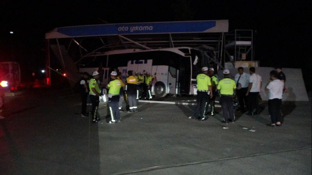 Malatya'da yolcu otobüsü, akaryakıt istasyonuna daldı! Çok sayıda yaralı var - 4. Resim