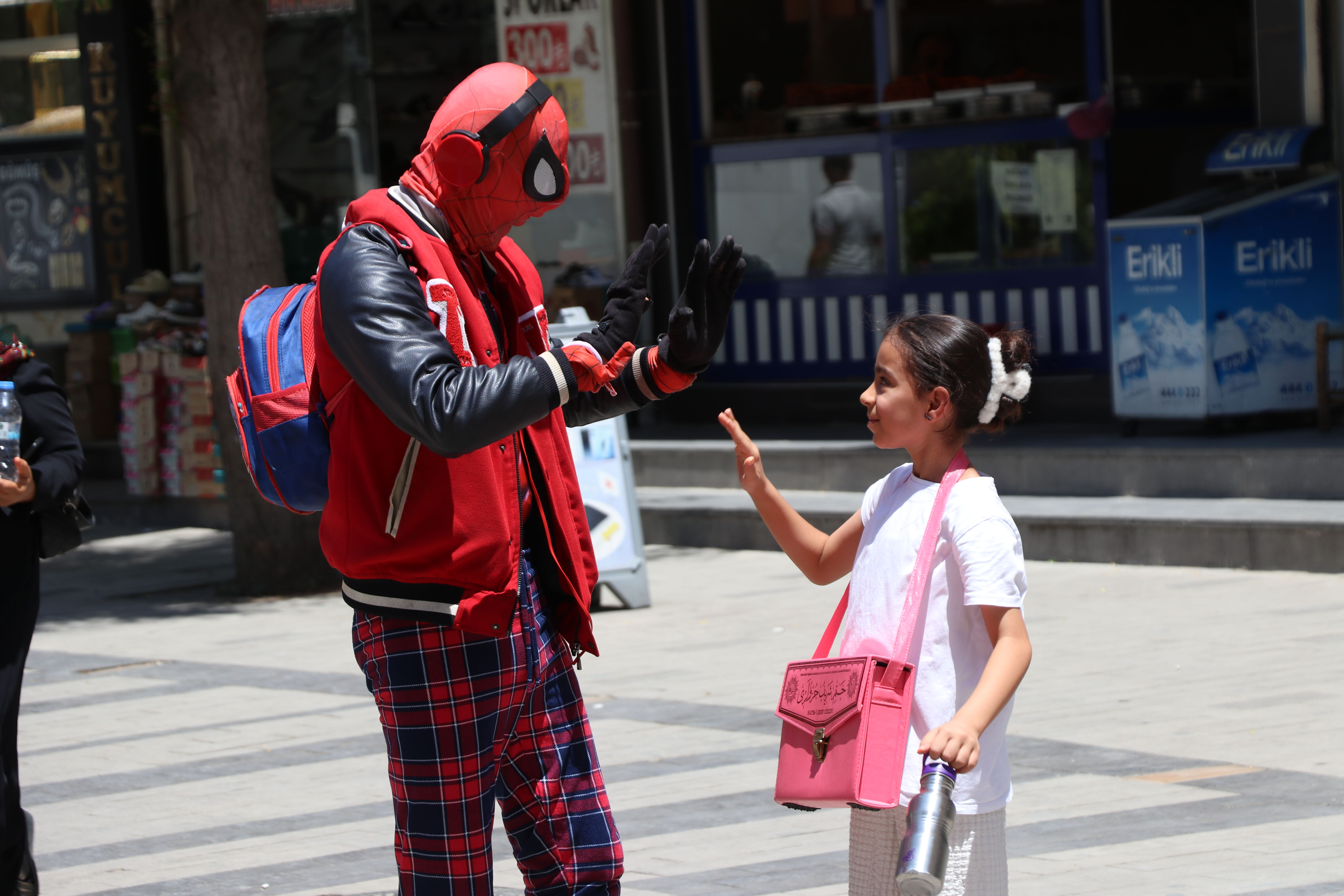 'Örümcek Adam' kostümünü giydi, Türkiye’yi dolaşmaya başladı! Nedeni herkesi duygulandırdı - 3. Resim