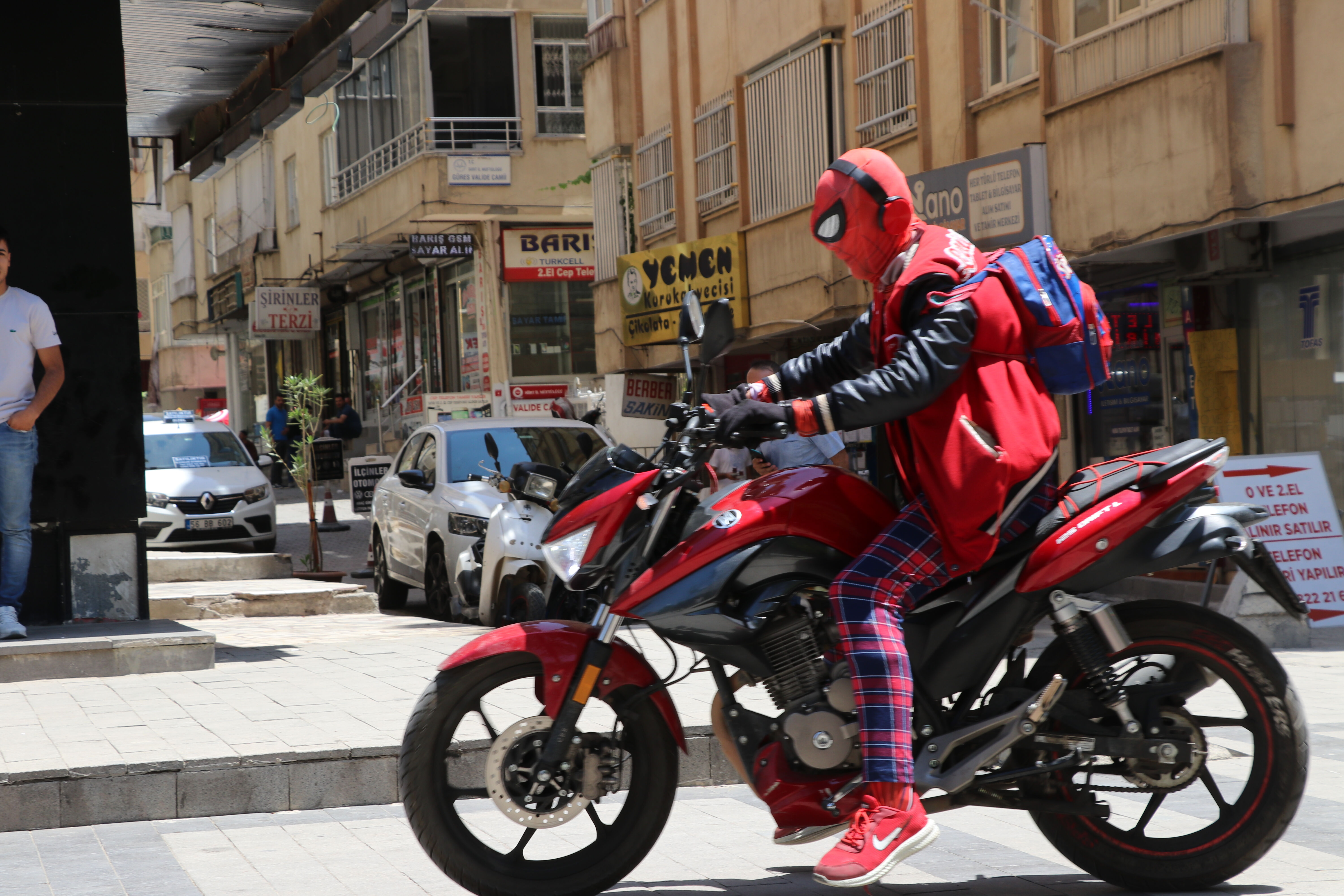 'Örümcek Adam' kostümünü giydi, Türkiye’yi dolaşmaya başladı! Nedeni herkesi duygulandırdı - 2. Resim
