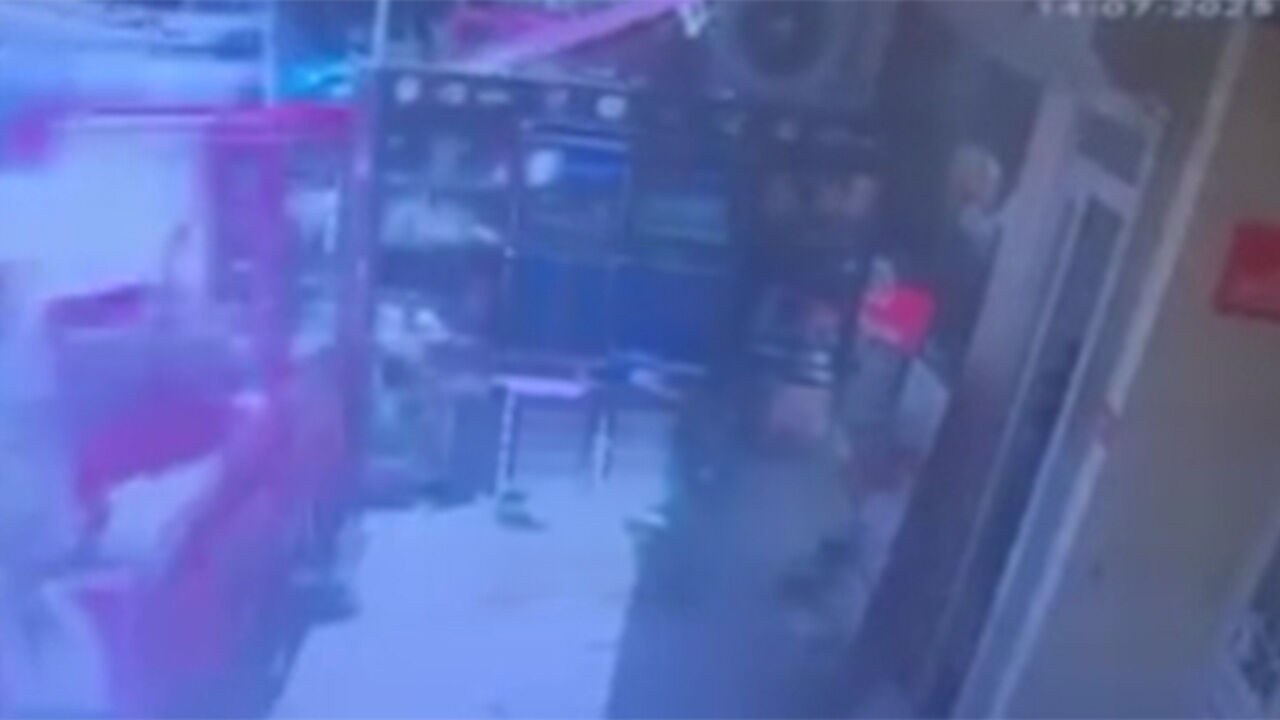 Otomobil marketin içine daldı! Korkunç anlar saniye saniye kamerada - 1. Resim