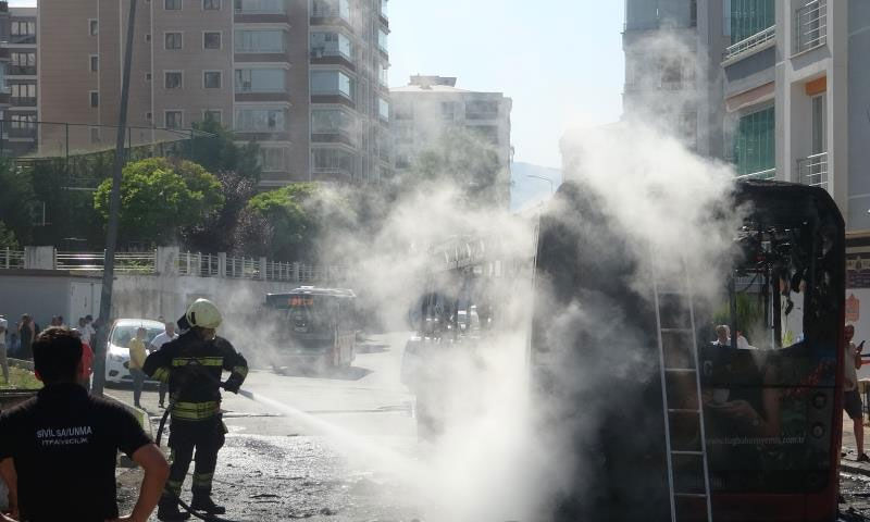 Samsun’da belediye otobüsünde yangın! Seyir halindeyken alevlere teslim oldu - 1. Resim