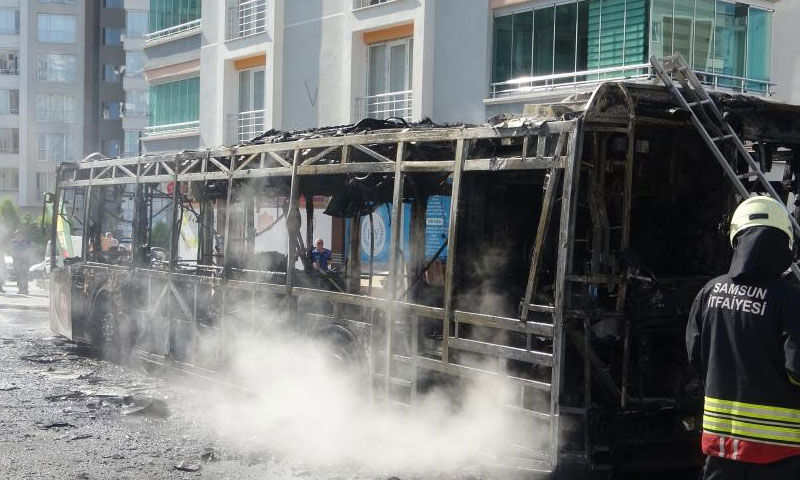 Samsun’da belediye otobüsünde yangın! Seyir halindeyken alevlere teslim oldu - 2. Resim