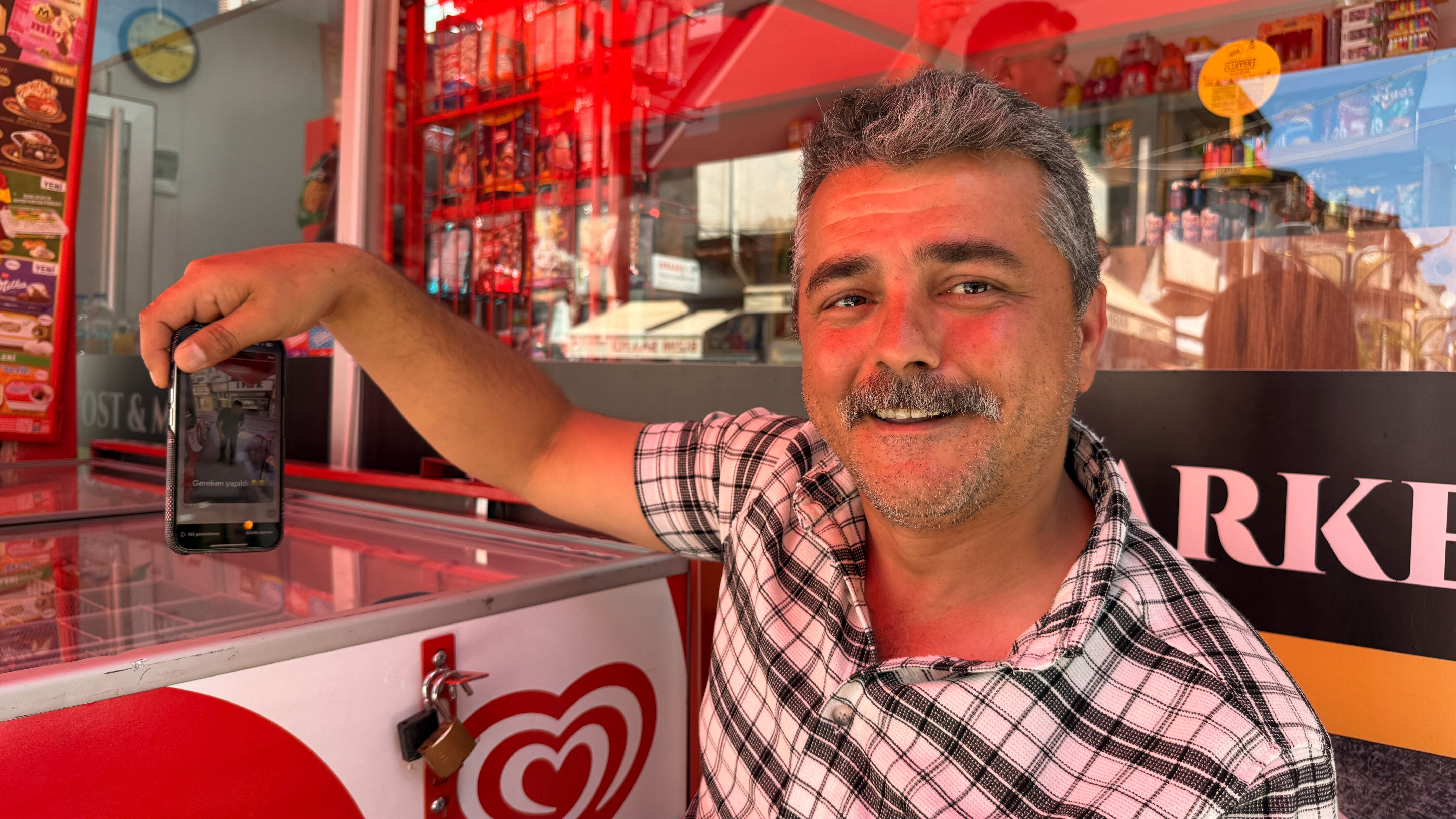 Sıcakta serinleten görüntüler! Tokat'ta iki arkadaşın şakası sosyal medyayı salladı - 1. Resim