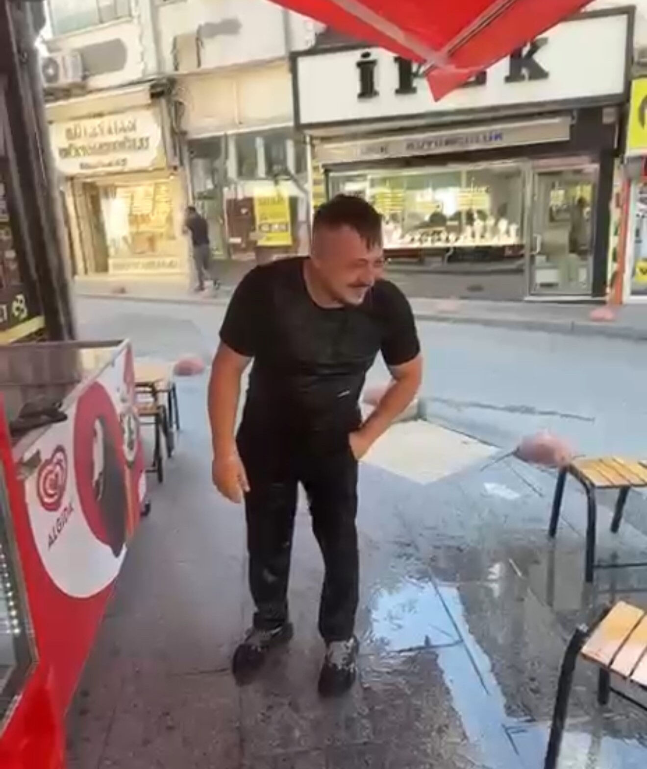 Sıcakta serinleten görüntüler! Tokat'ta iki arkadaşın şakası sosyal medyayı salladı - 4. Resim