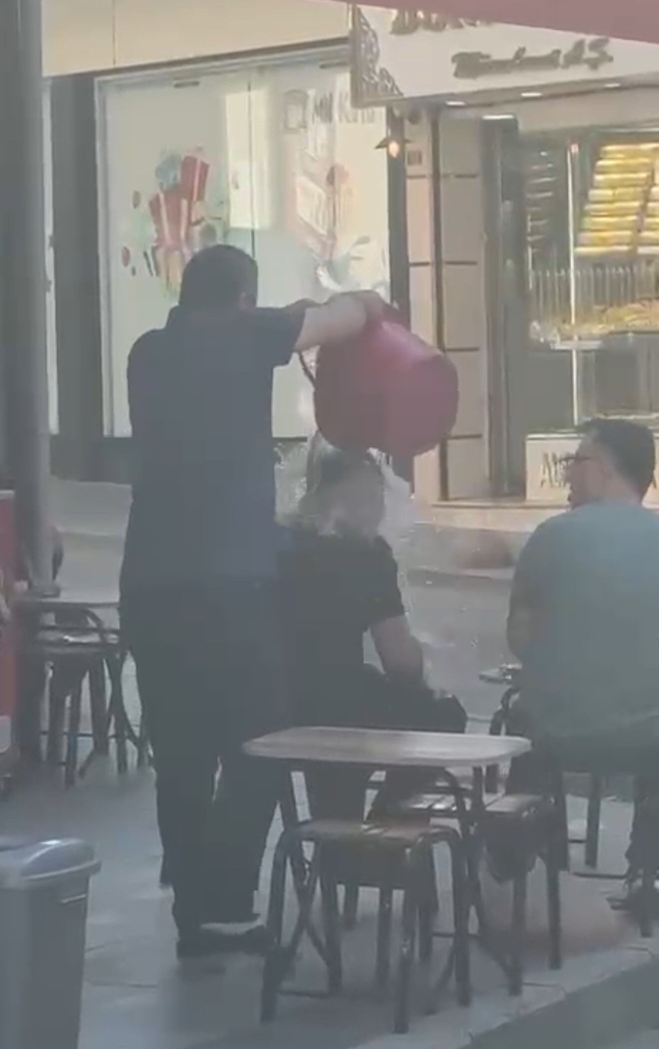 Sıcakta serinleten görüntüler! Tokat'ta iki arkadaşın şakası sosyal medyayı salladı - 3. Resim