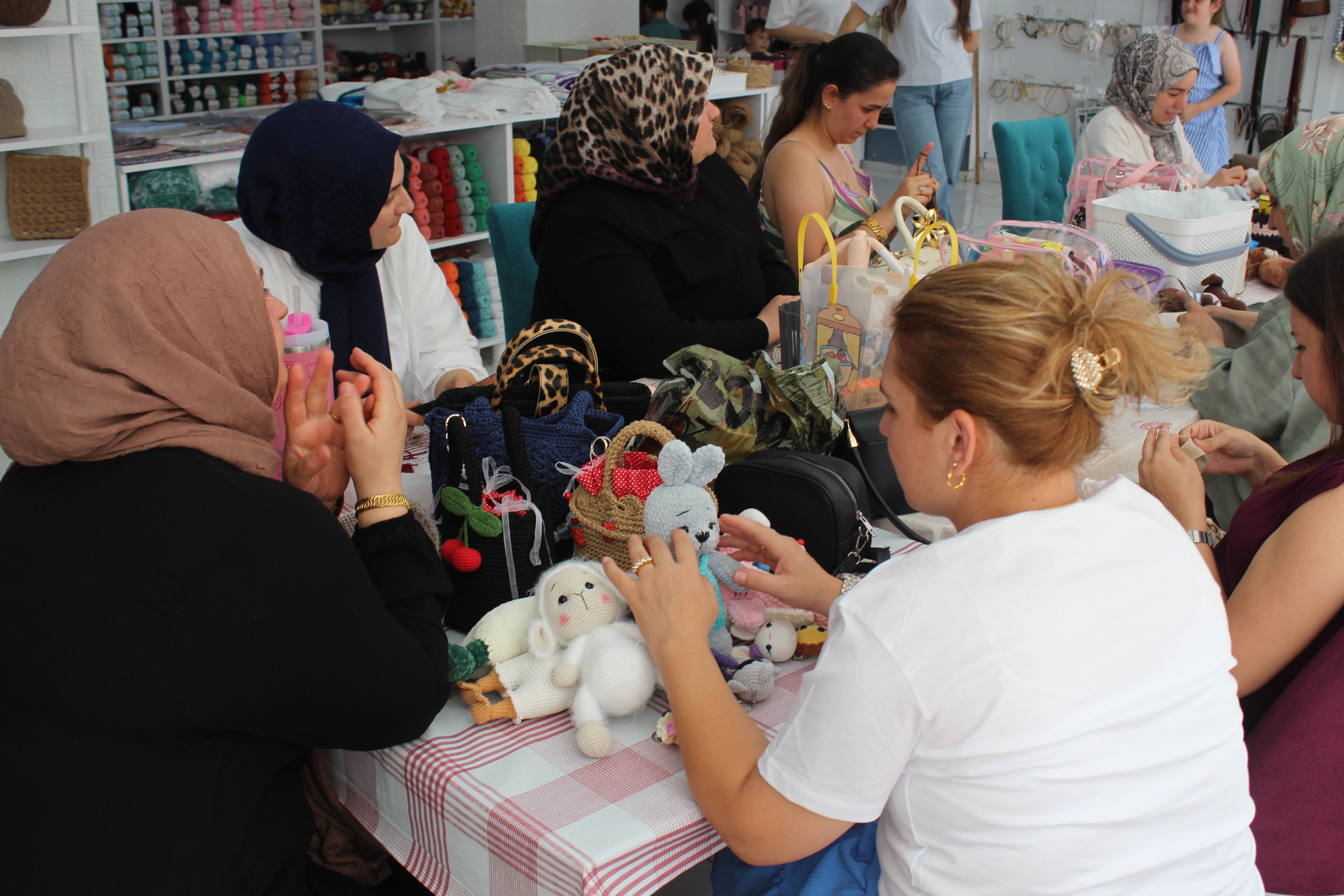 Siirtli kadınların yeni adresi! Hem sosyalleşiyorlar hem para kazanıyorlar... Siirtli kadınların yeni adresi! Hem sosyalleşiyorlar hem para kazanıyorlar... - 2. Resim
