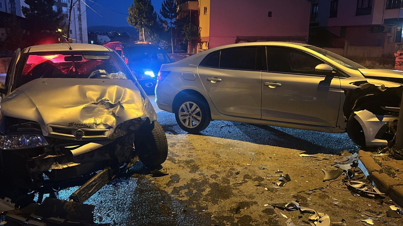 Sivas'ta iki otomobil kafa kafaya çarpıştı: Yaralılar var Sivas'ta iki otomobil kafa kafaya çarpıştı: Yaralılar var
