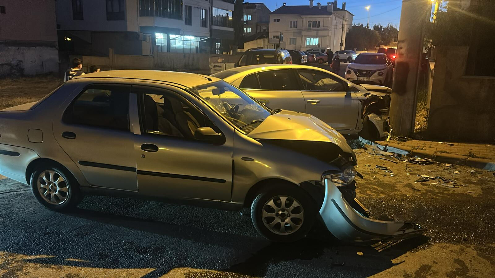 Sivas'ta iki otomobil kafa kafaya çarpıştı: Yaralılar var - 1. Resim