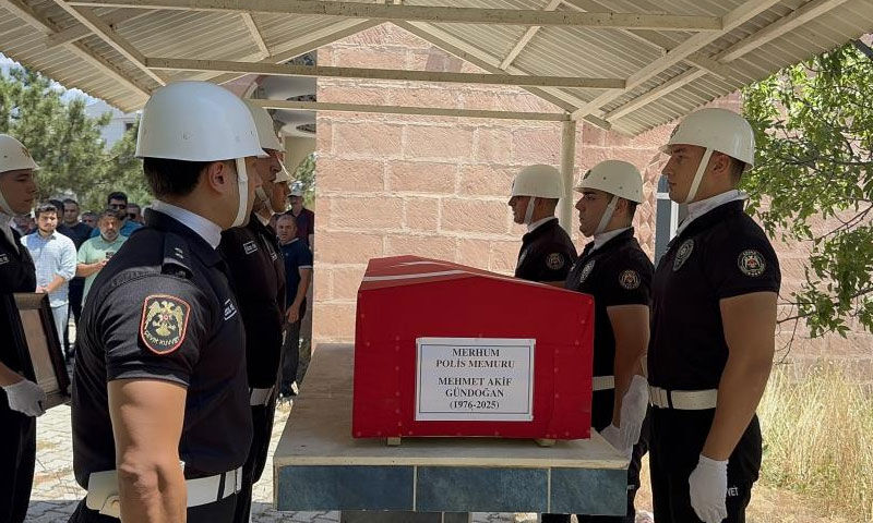 Tatili faciayla sonlandı! Polis memuru Mehmet Akif Gündoğan’a gözyaşlarıyla veda Tatili faciayla sonlandı! Polis memuru Megmet Akif Gündoğan’a gözyaşlarıyla veda - 3. Resim