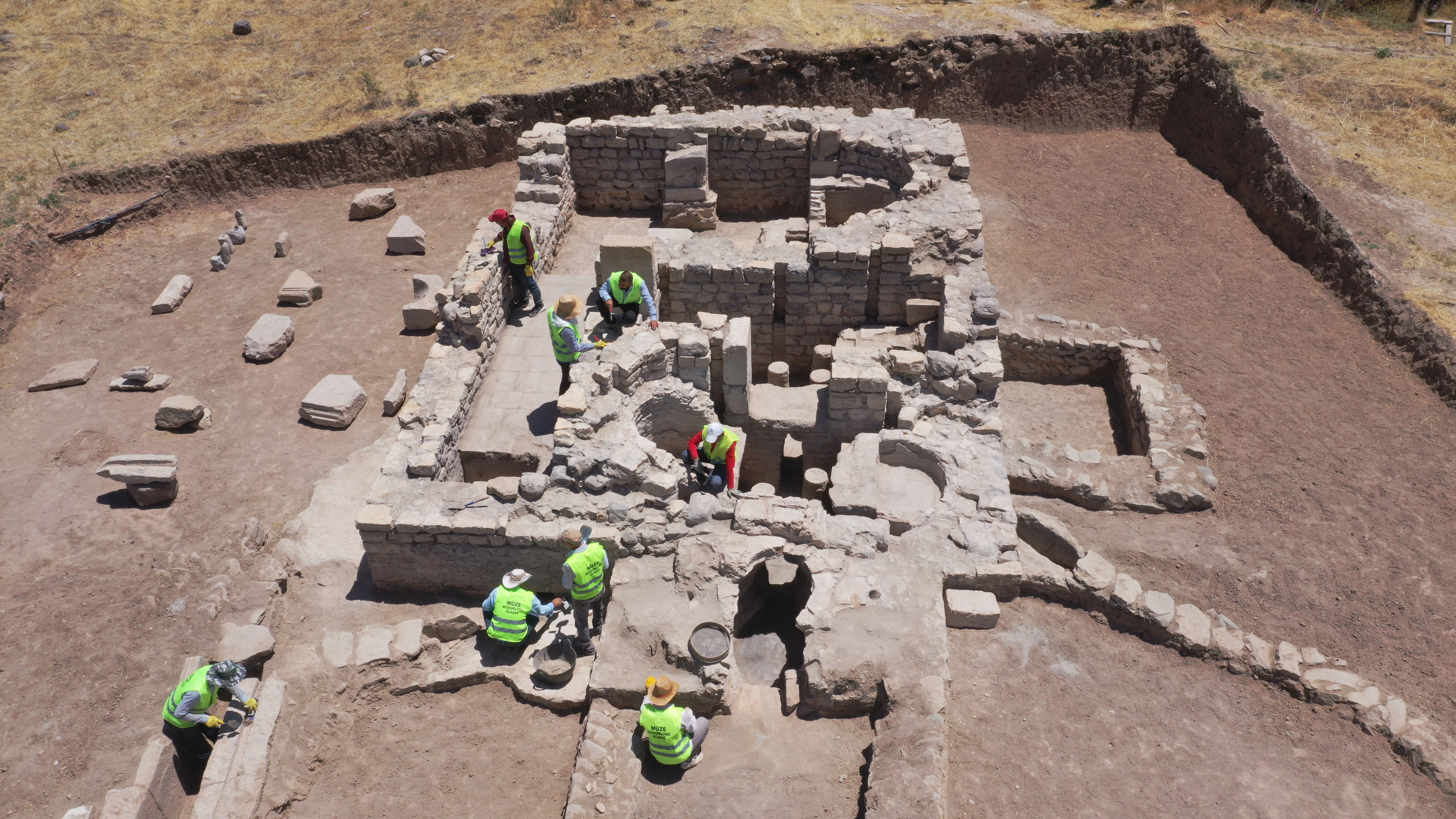 Tesadüfen ortaya çıktı! Fidan dikmek için açılan çukurdan 1700 yıllık miras çıktı - 2. Resim