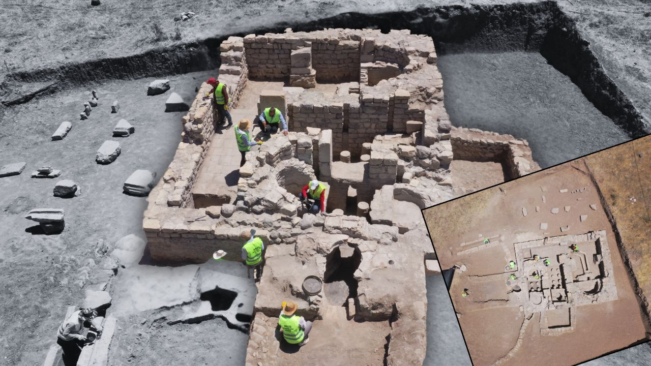 Tesadüfen ortaya çıktı! Fidan dikmek için açılan çukurdan 1700 yıllık miras çıktı Tesadüfen ortaya çıktı! Fidan dikmek için açılan çukurdan 1700 yıllık miras çıktı