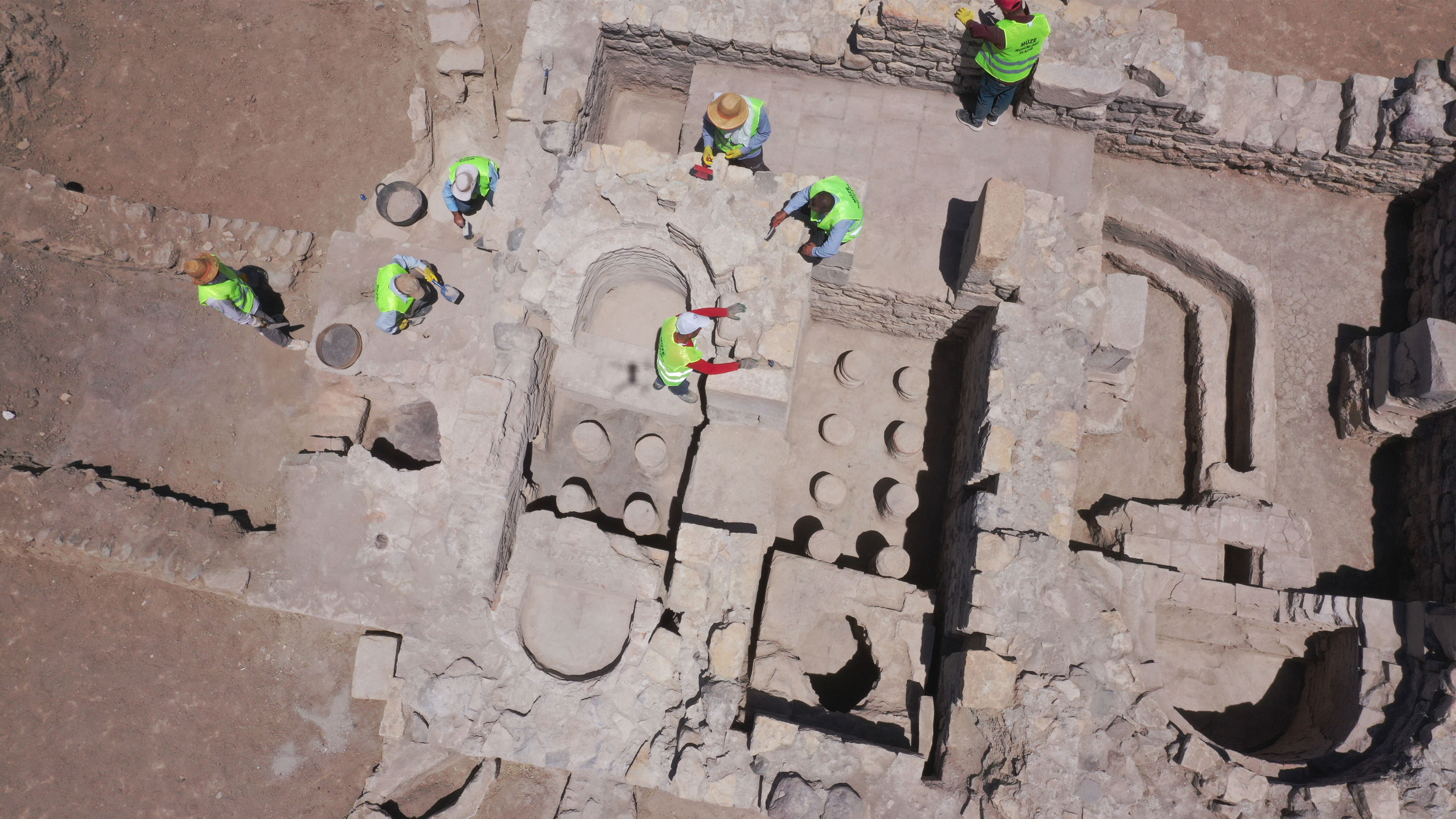 Tesadüfen ortaya çıktı! Fidan dikmek için açılan çukurdan 1700 yıllık miras çıktı - 4. Resim