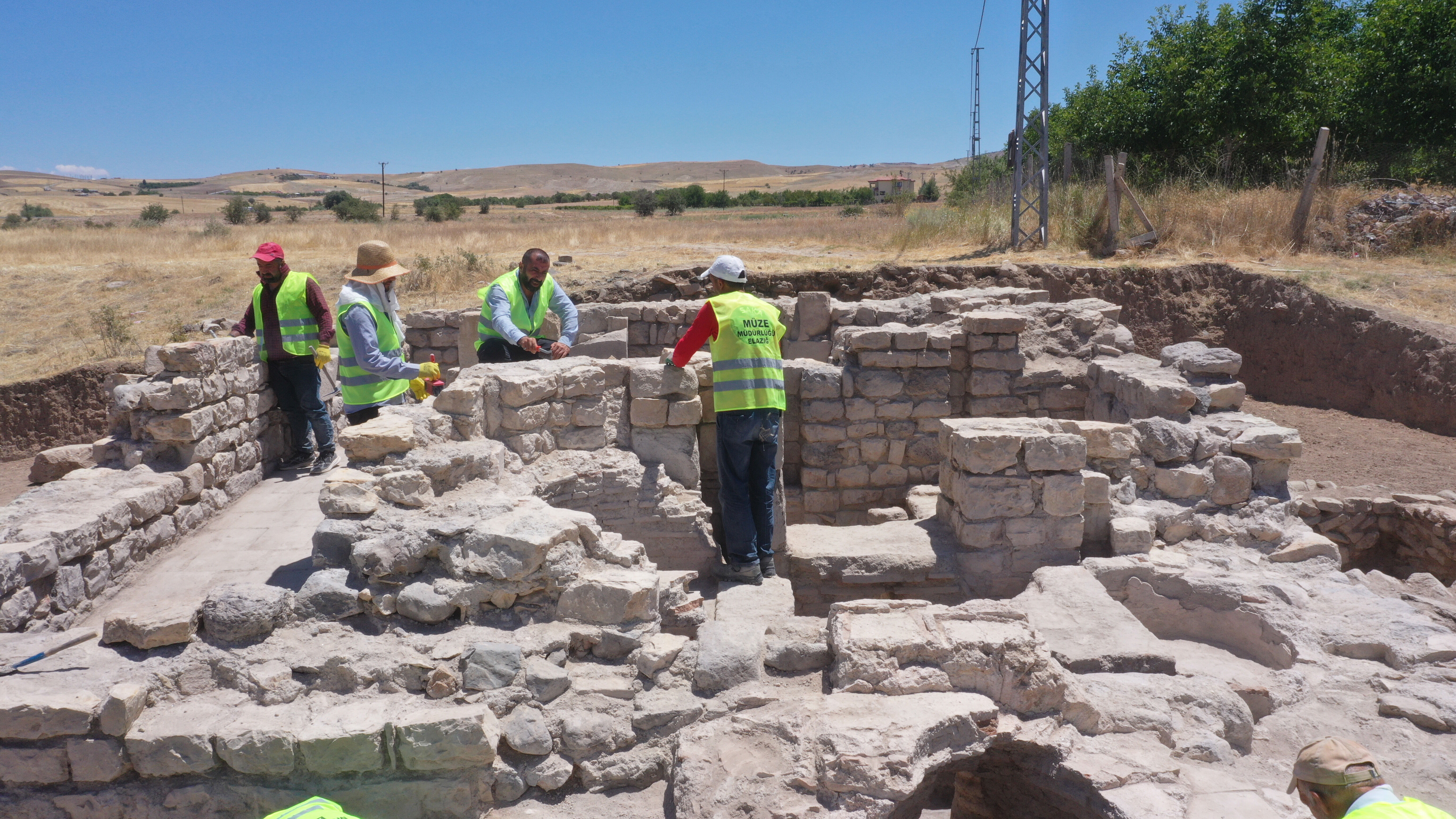 Tesadüfen ortaya çıktı! Fidan dikmek için açılan çukurdan 1700 yıllık miras çıktı - 3. Resim