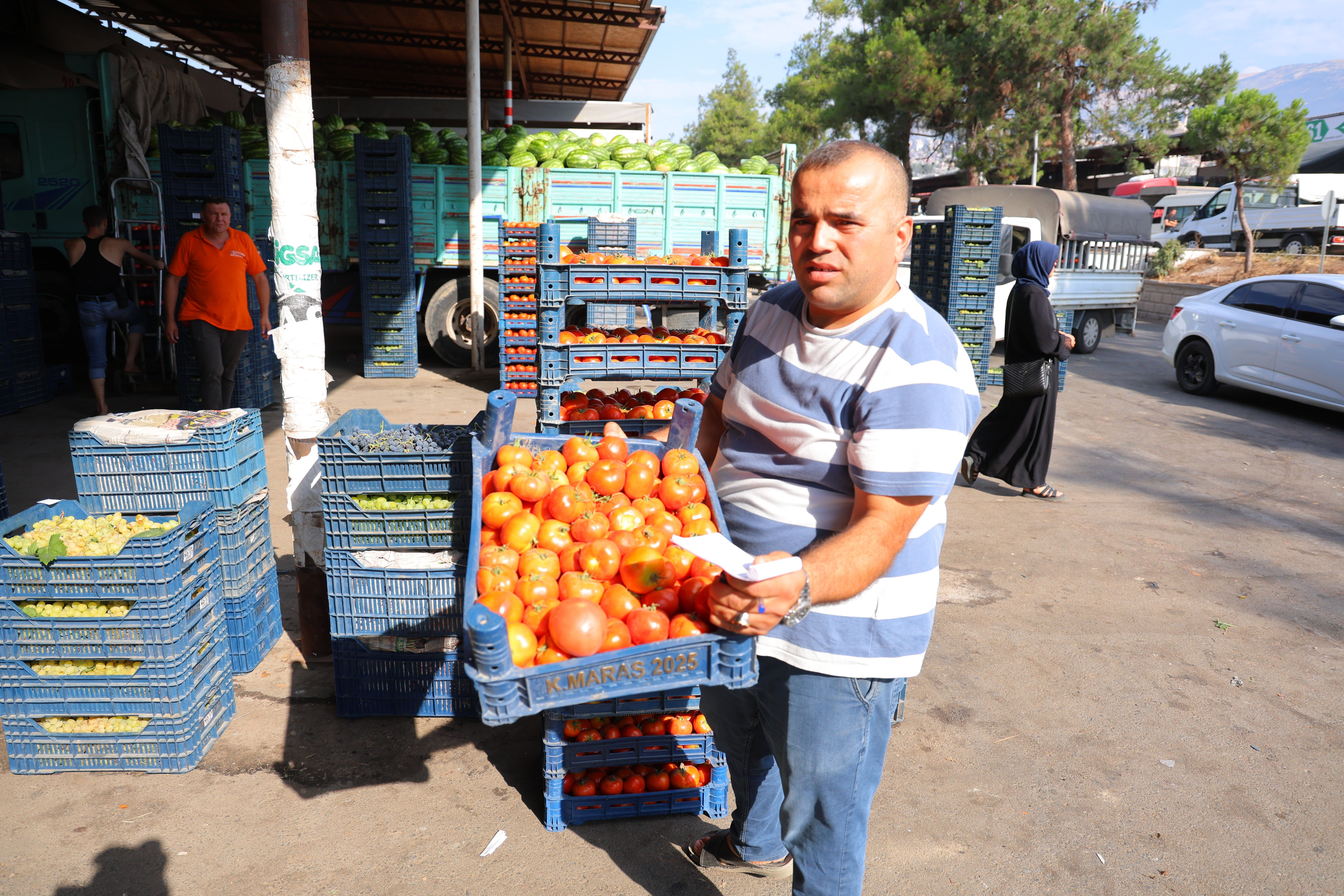 Ürün elde kalınca fiyat 3 TL, yine satılmayınca 2 TL oldu! Esnaf isyan etti: 10 TL'ye satıyorlar - 2. Resim