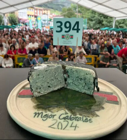 Yıllarca kireçtaşı mağaralarında bekletiliyor... Dünyanın en pahalı peyniri: Rekor fiyata satıldı - 1. Resim