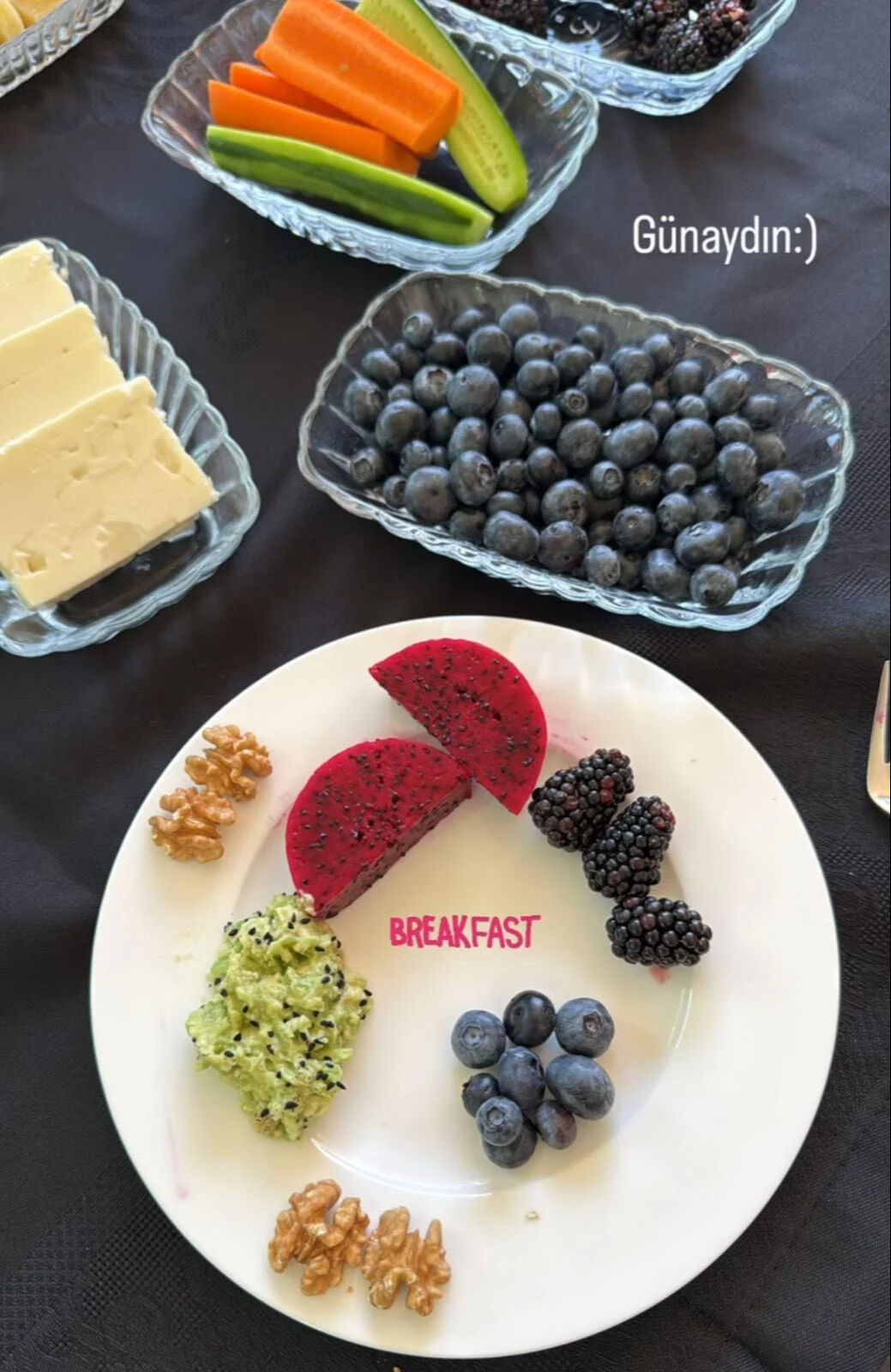 Yine paylaştı, yine olay oldu! Çağla Şıkel’in yeni kahvaltı tabağı çok konuşuluyor... - 3. Resim