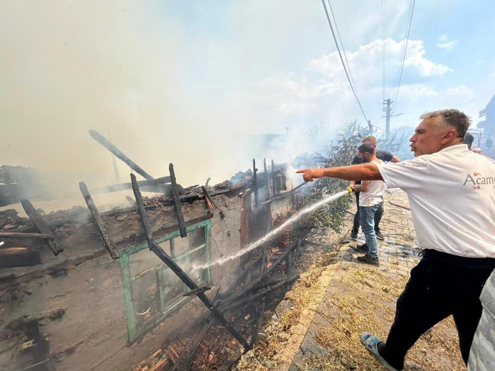Anız yangını felaketi getirdi! Asırlık düğmeli evler küle döndü - 1. Resim