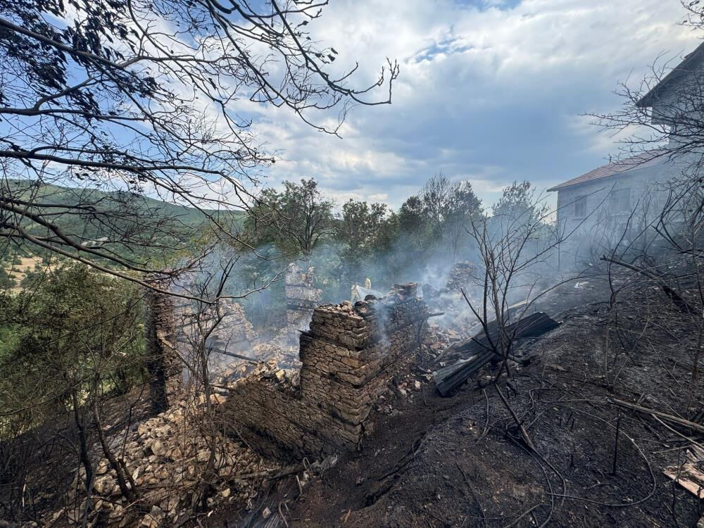 Anız yangını felaketi getirdi! Asırlık düğmeli evler küle döndü - 3. Resim