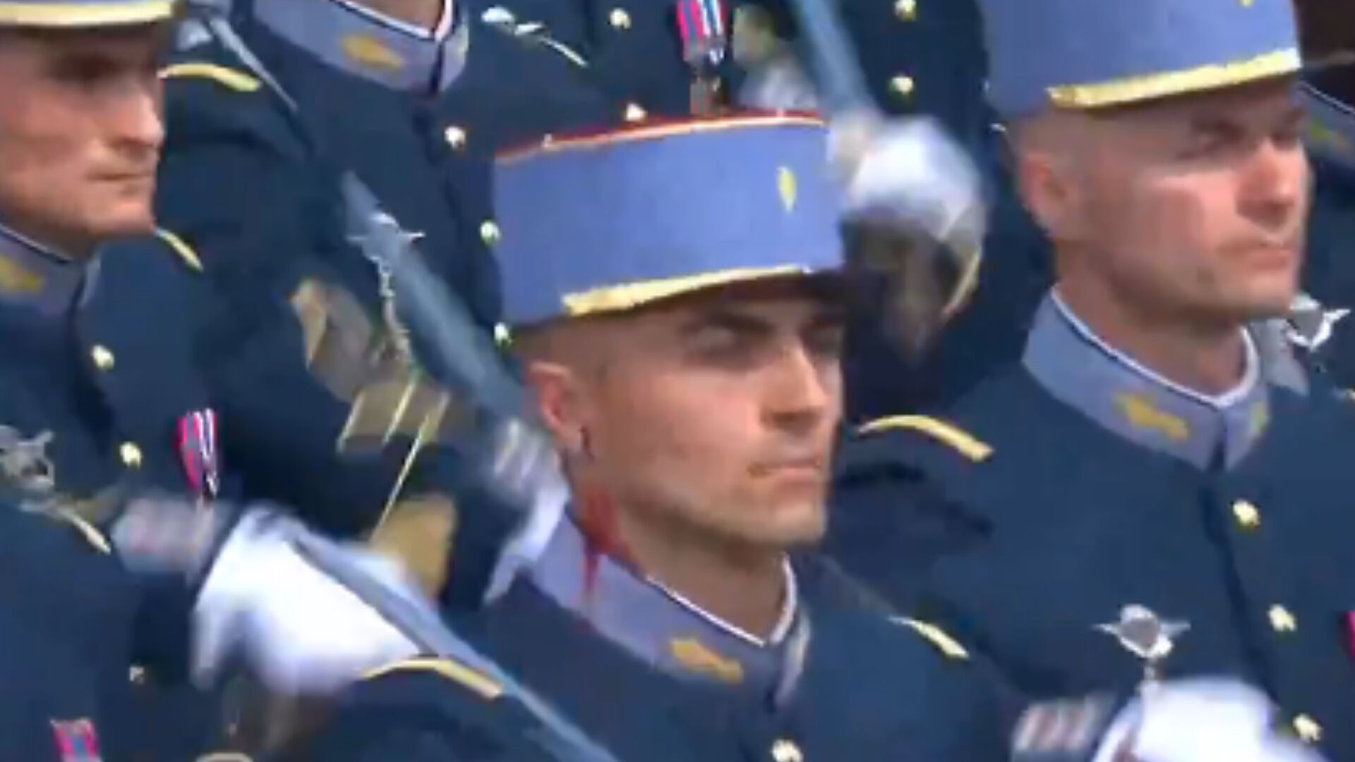 Askeri geçit töreninde talihsiz olay! Bir anda kanlar içinde kaldı - 1. Resim