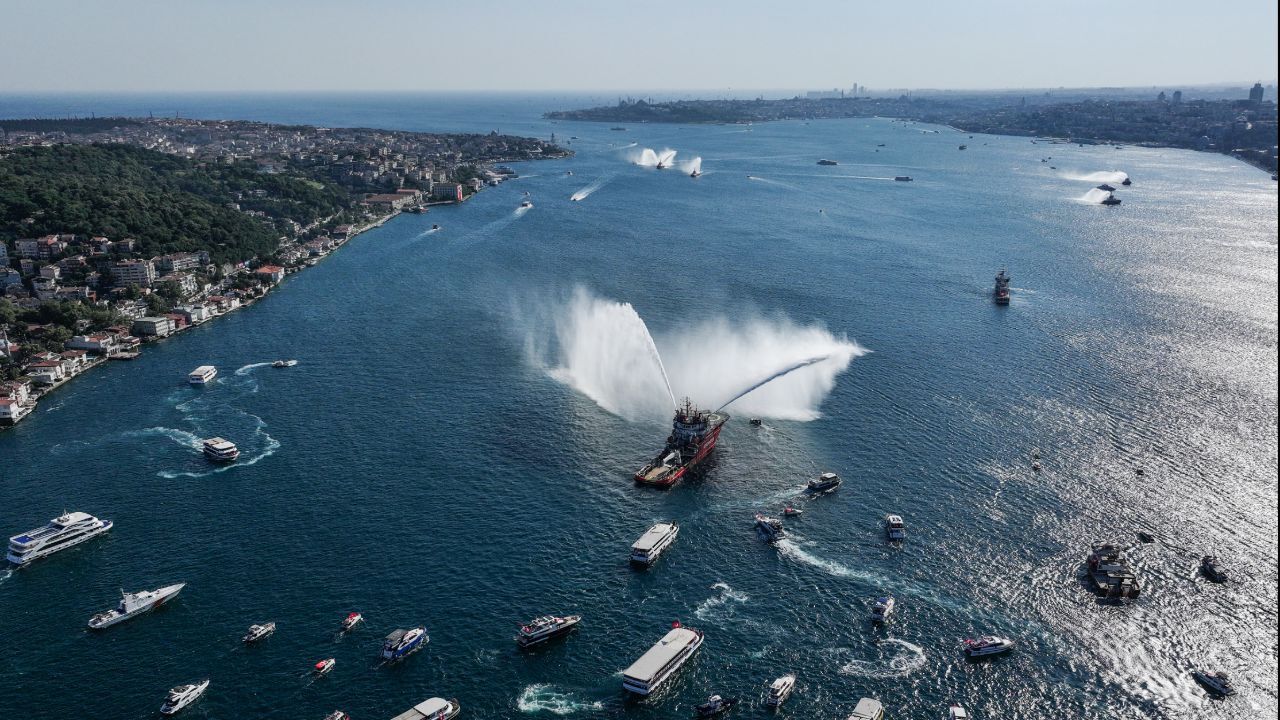 Boğaz'da 15 Temmuz korteji! 253 şehit anısına, 253 tekne ile boğazı selamladılar Boğaz'da 15 Temmuz korteji! 253 şehit anısına, 253 tekne ile boğazı selamladılar
