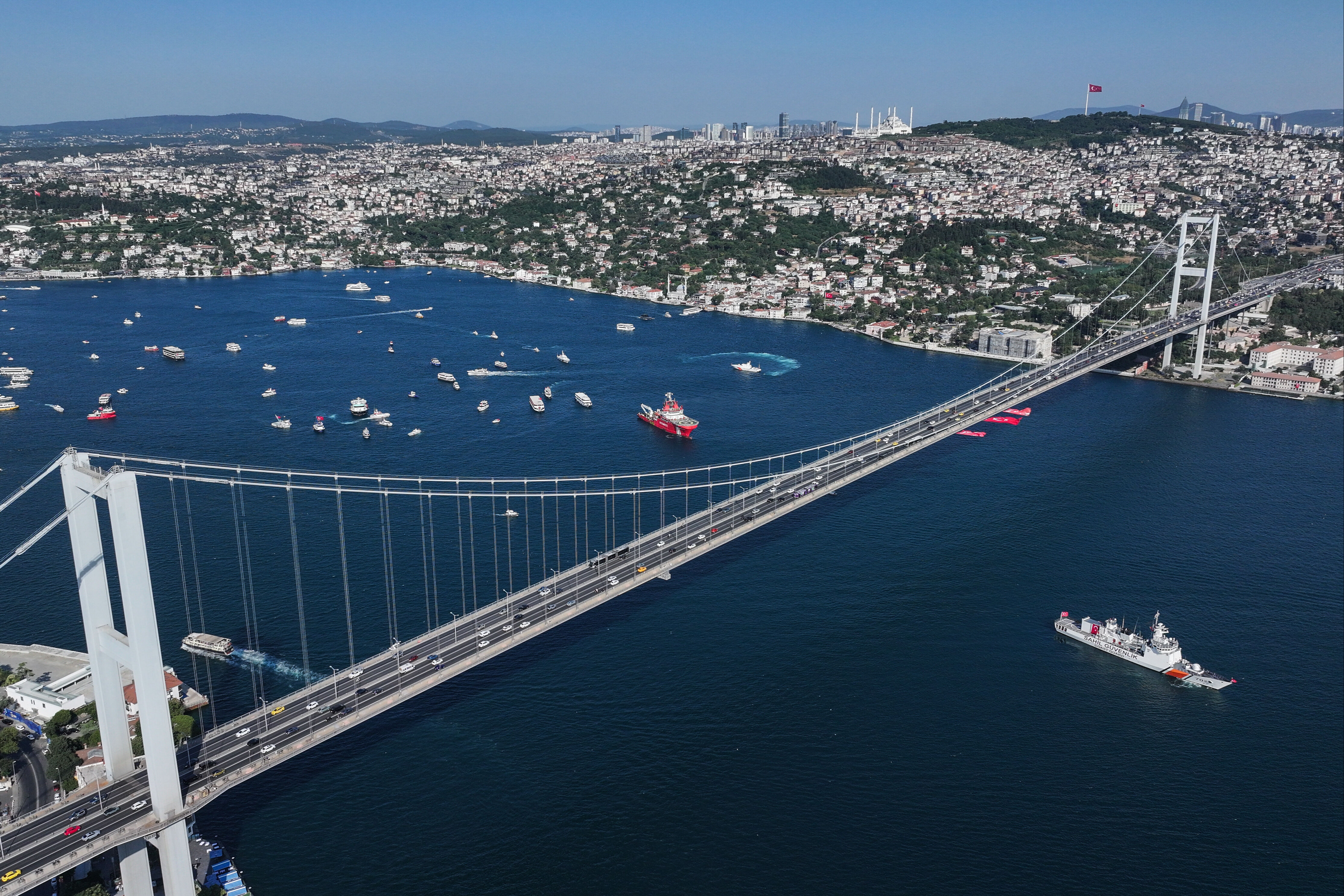 Boğaz'da 15 Temmuz korteji! 253 şehit anısına, 253 tekne ile boğazı selamladılar - 1. Resim