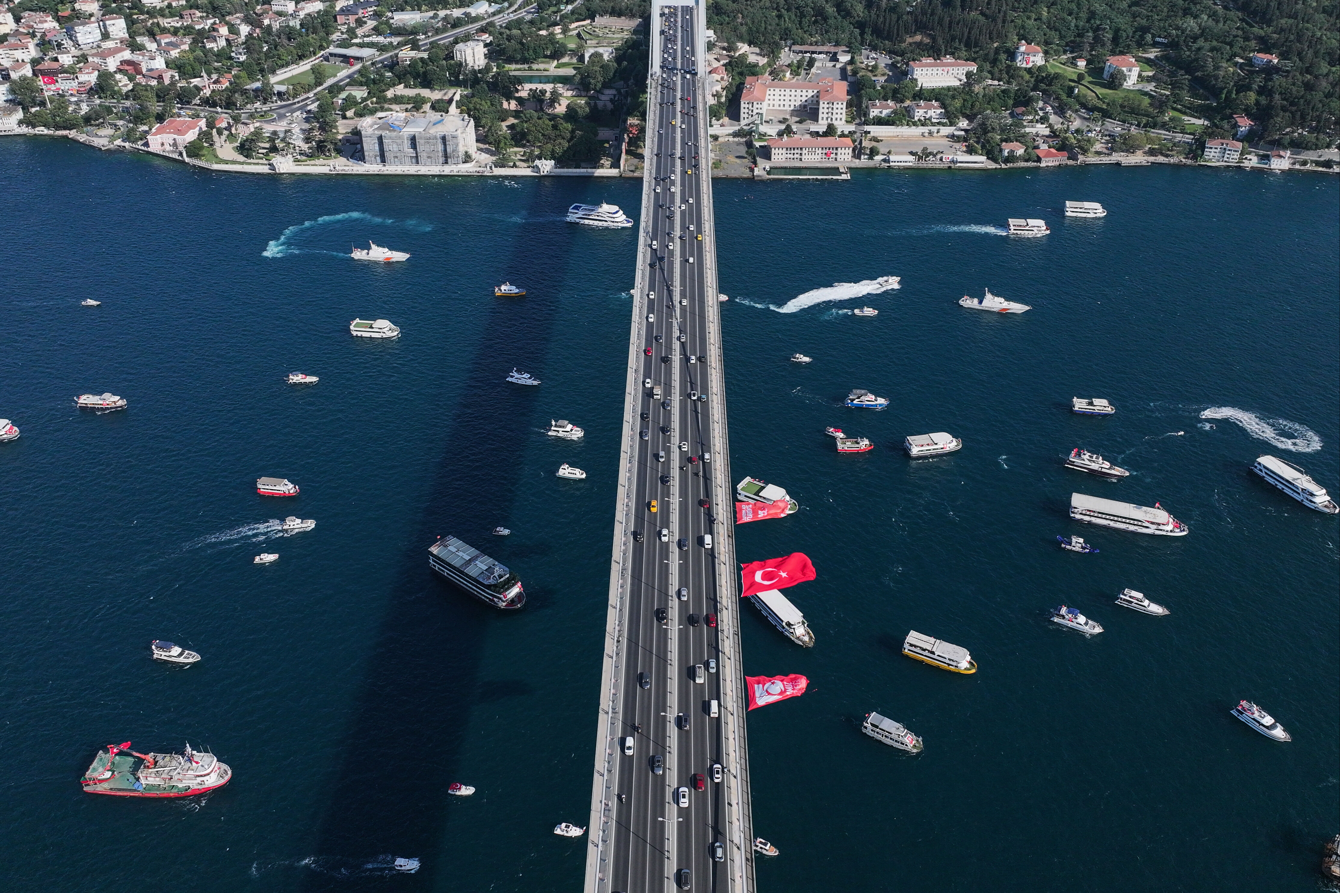 Boğaz'da 15 Temmuz korteji! 253 şehit anısına, 253 tekne ile boğazı selamladılar - 3. Resim