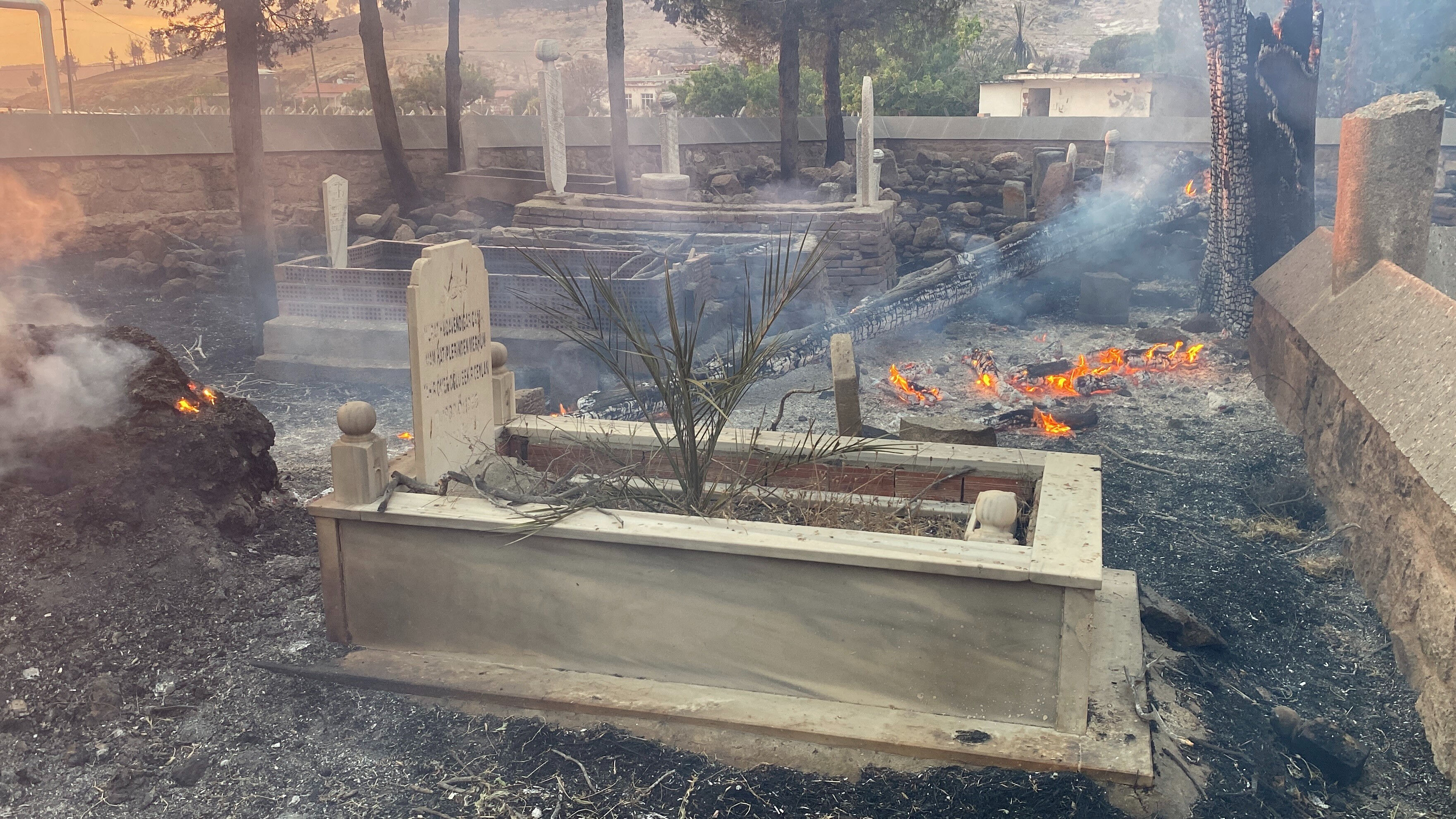 Çanakkale'de yangın giderek büyüyor! 659 yıllık tarihi mezarlar zarar gördü - 2. Resim
