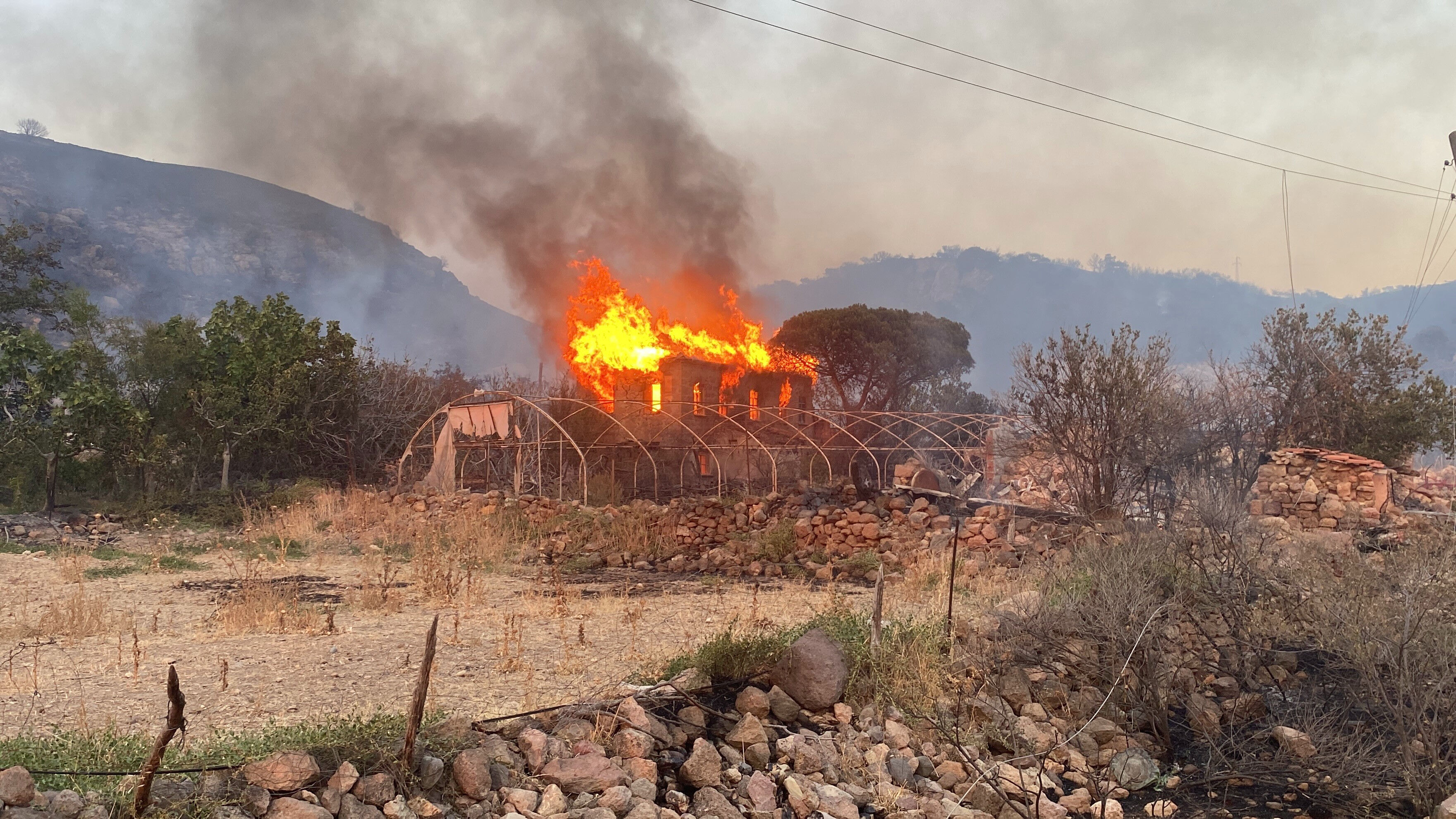 Çanakkale'de yangın giderek büyüyor! 659 yıllık tarihi mezarlar zarar gördü - 1. Resim