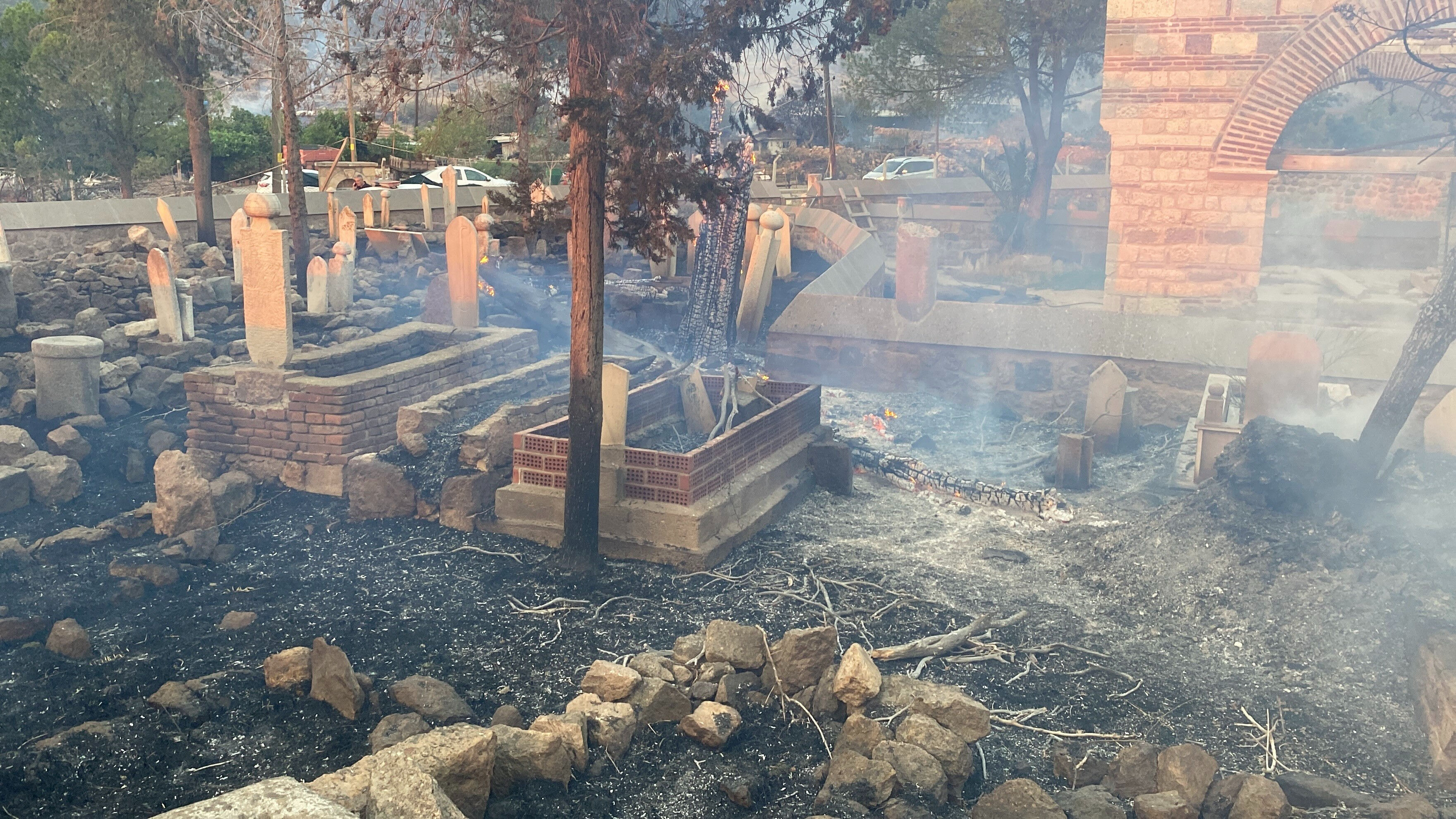 Çanakkale'de yangın giderek büyüyor! 659 yıllık tarihi mezarlar zarar gördü - 4. Resim