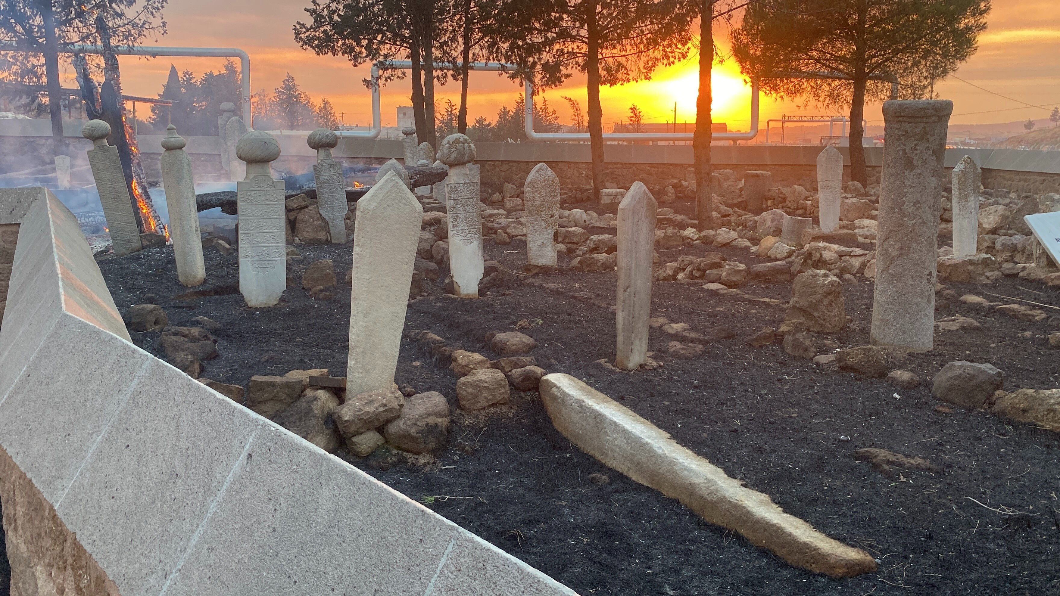 Çanakkale'de yangın giderek büyüyor! 659 yıllık tarihi mezarlar zarar gördü - 5. Resim