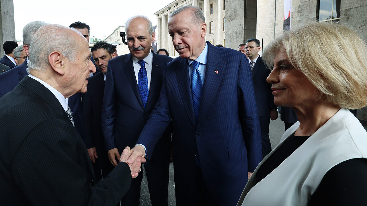 Cumhurbaşkanı Erdoğan'dan 15 Temmuz mesajı: Çukura atılan vatansız FETÖ'nün tuzağını milletimiz bozdu Cumhurbaşkanı Recep Tayyip Erdoğan, TBMM'de düzenlenen 15 Temmuz Demokrasi ve Milli Birlik Günü anma programına katıldı.