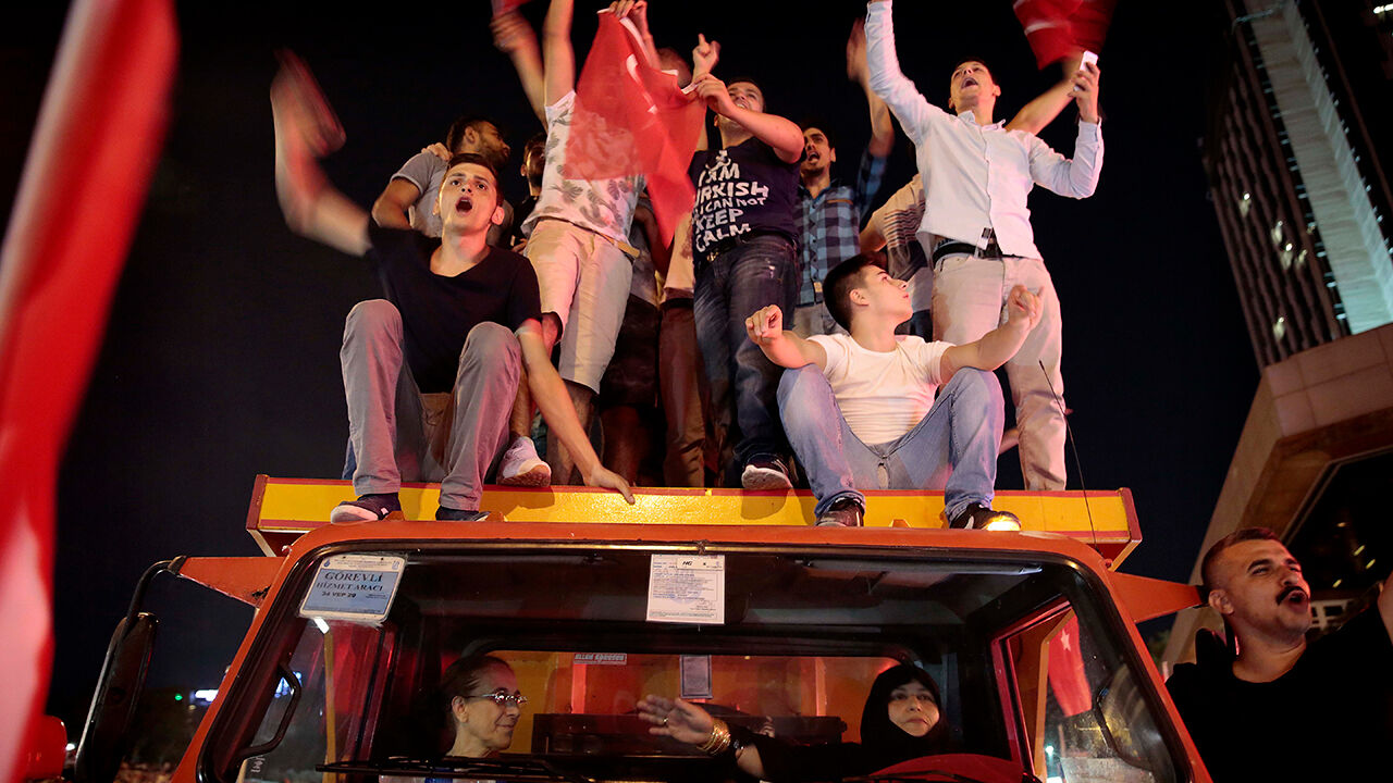 Hain darbe girişiminin 9. yılı! Kabine üyelerinden peş peşe mesajlar: Zaferin adı Türkiye! - 9. Resim