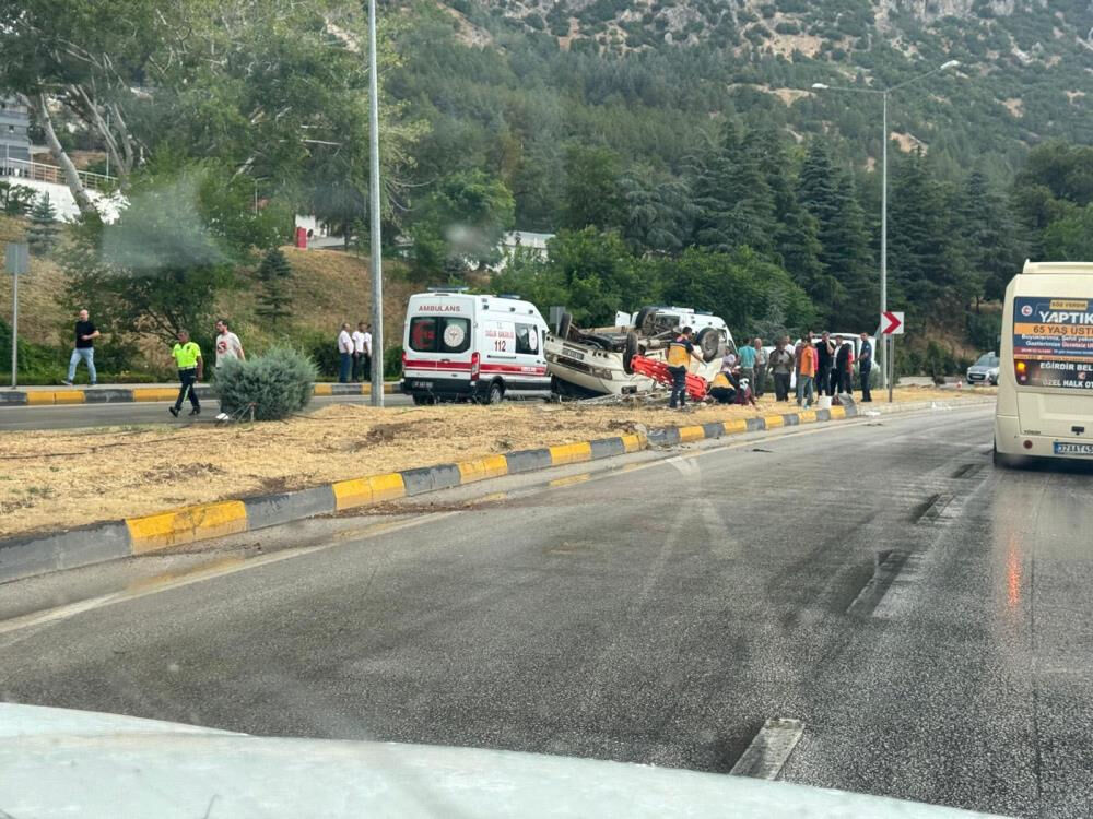 Kayganlaşan yolda minibüs devrildi: Çok sayıda yaralı var - 1. Resim