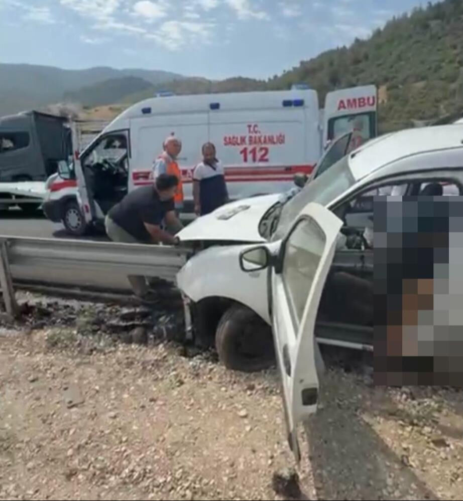 Osmaniye'de feci kaza! Bariyer motor kısmından girdi, bagajdan çıktı: 2 kişi öldü - 1. Resim