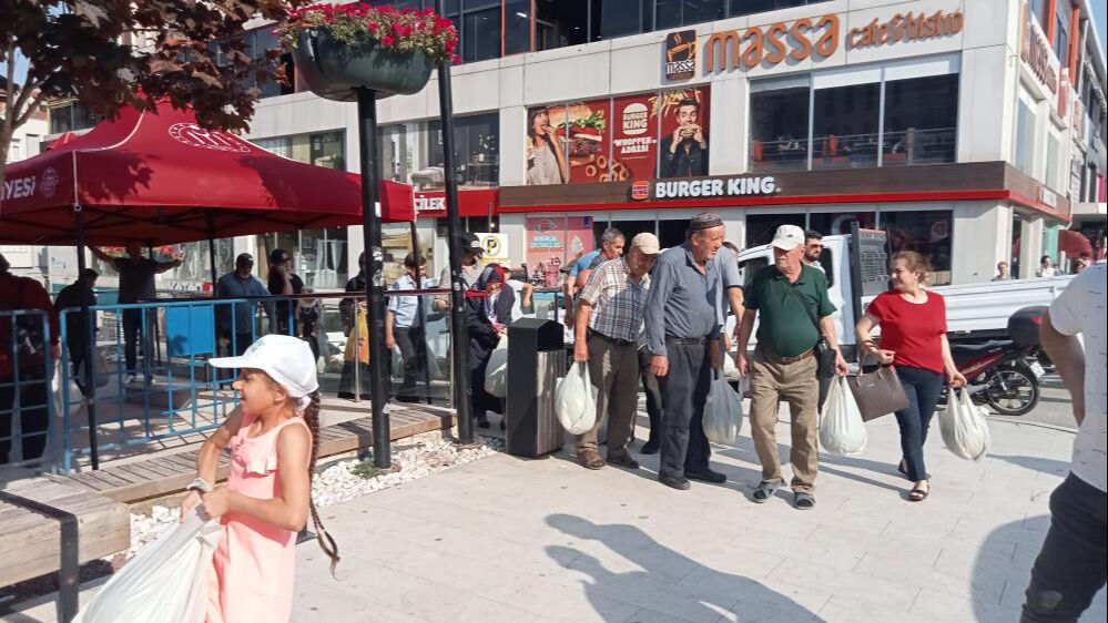 Tarlada 1 lira, markette 10 lira! Belediye 50 ton karpuz satın aldı, hepsini bedava dağıttı - 1. Resim