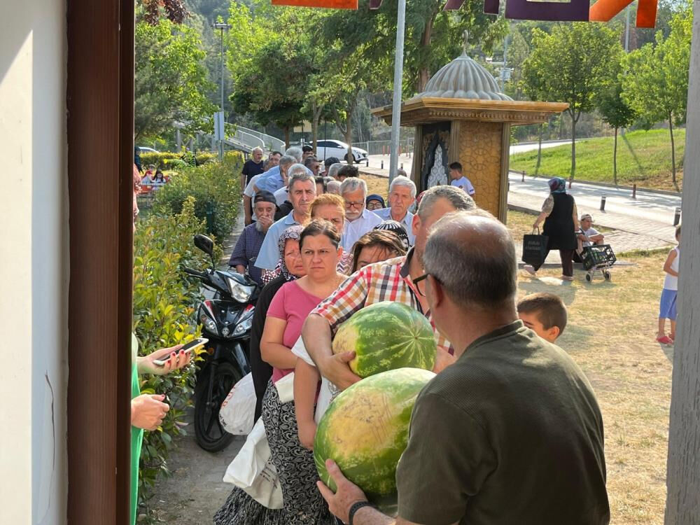 Tarlada 1 lira, markette 10 lira! Belediye 50 ton karpuz satın aldı, hepsini bedava dağıttı - 2. Resim