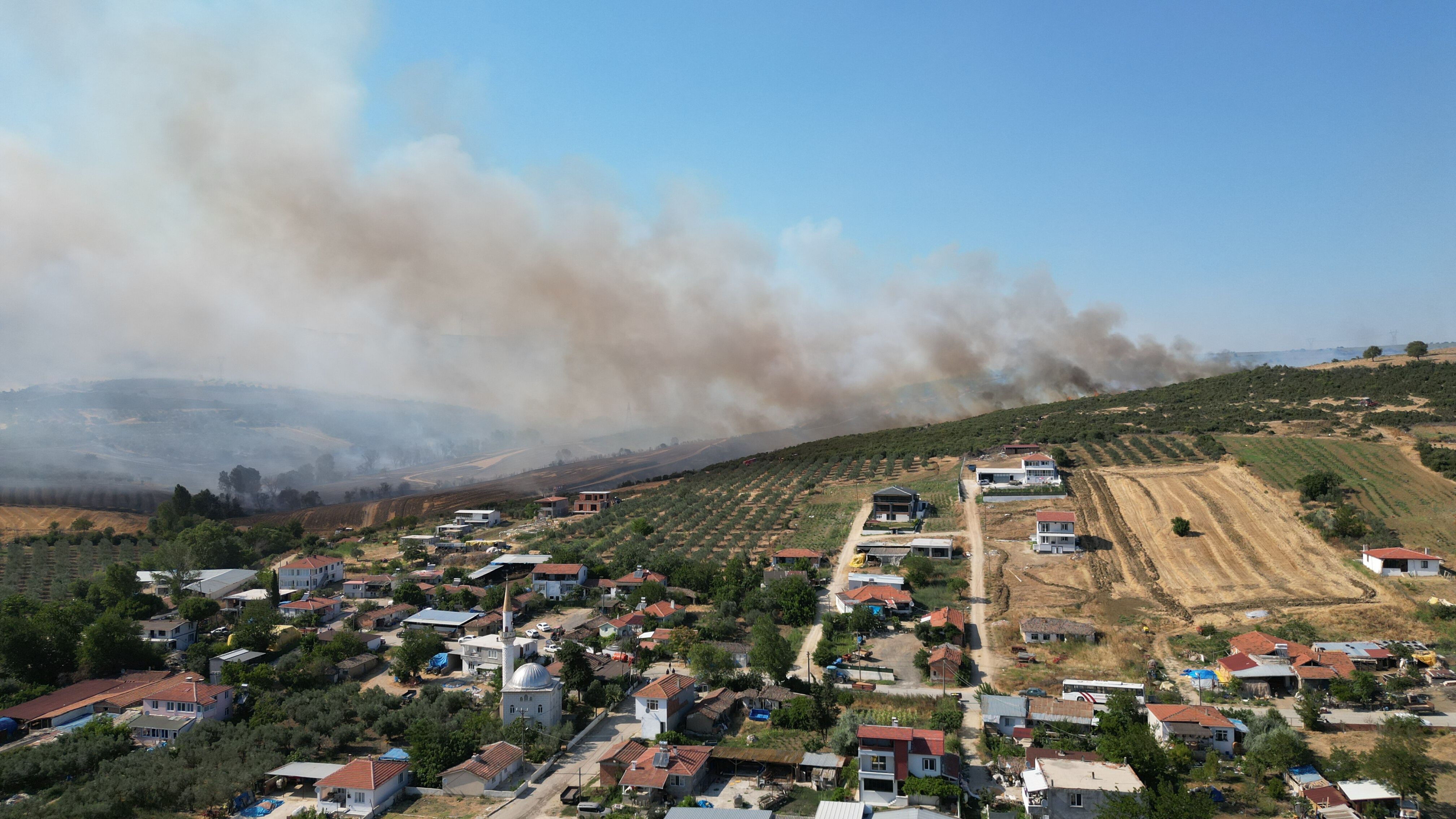 Tekirdağ'da yangın ilçeye ulaştı, mahalleler boşaltıldı! Kent diken üstünde Tekirdağ'da yangın ilçeye ulaştı, mahalleler boşaltıldı! Kent diken üstünde - 4. Resim