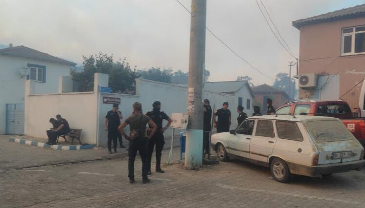 Tekirdağ'da yangın ilçeye ulaştı, mahalleler boşaltıldı! Kent diken üstünde Tekirdağ'da yangın ilçeye ulaştı, mahalleler boşaltıldı! Kent diken üstünde - 3. Resim