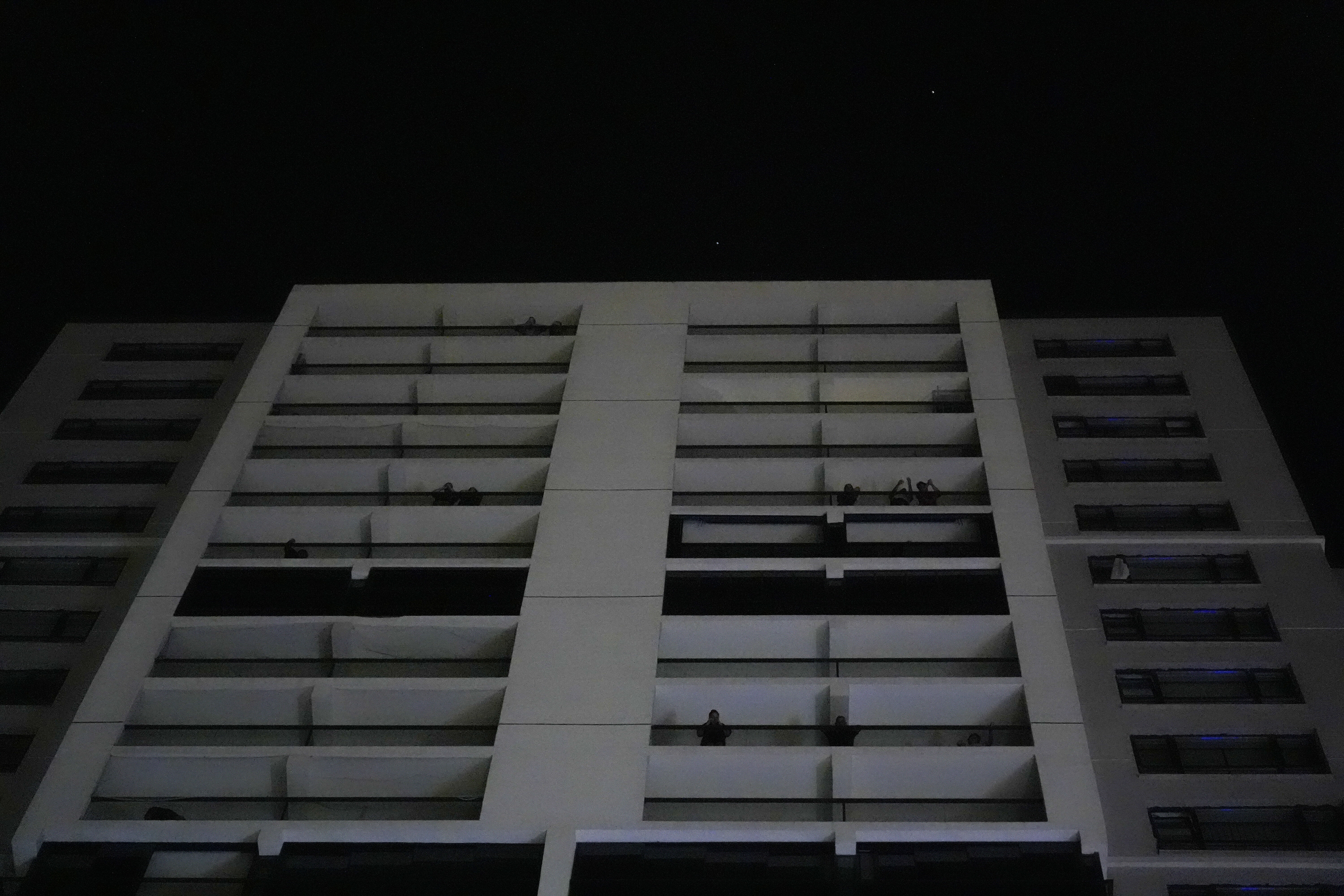 26 katlı binada yaşanan yangın faciasıyla ilgili 3 kişi tutuklandı - 2. Resim