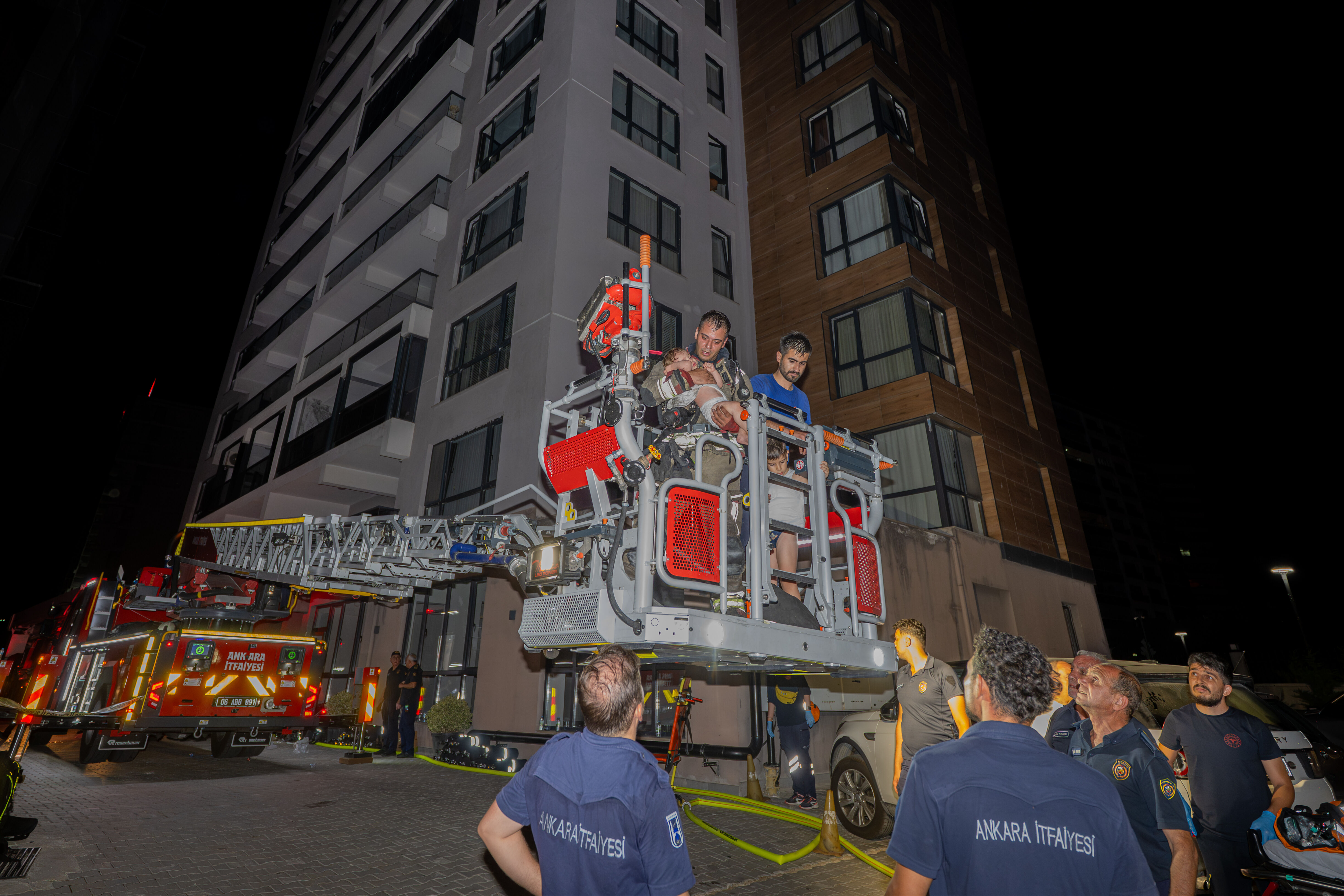 26 katlı binada yaşanan yangın faciasıyla ilgili 3 kişi tutuklandı - 1. Resim