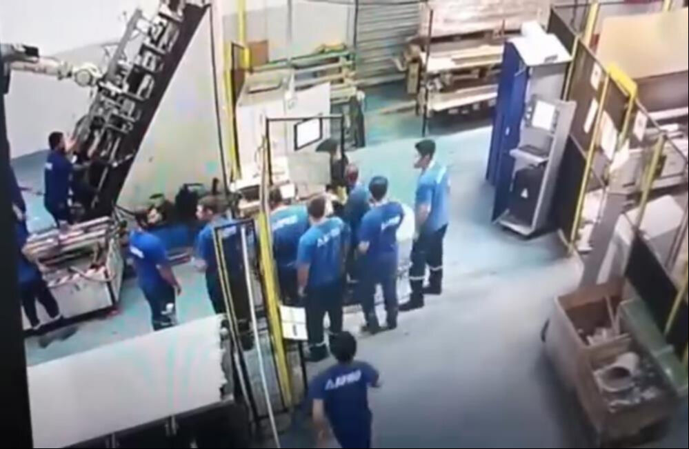 Adana'da korkunç iş kazası: İşçinin sırtına makine saplandı! Dehşet anları kamerada - 1. Resim