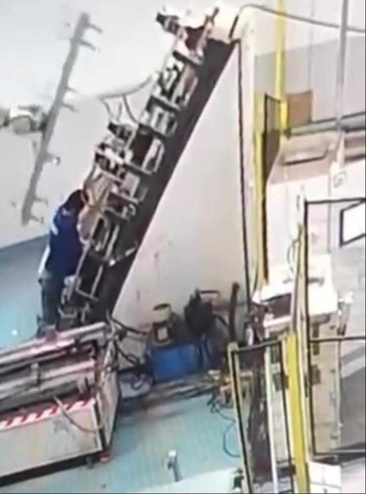 Adana'da korkunç iş kazası: İşçinin sırtına makine saplandı! Dehşet anları kamerada - 2. Resim