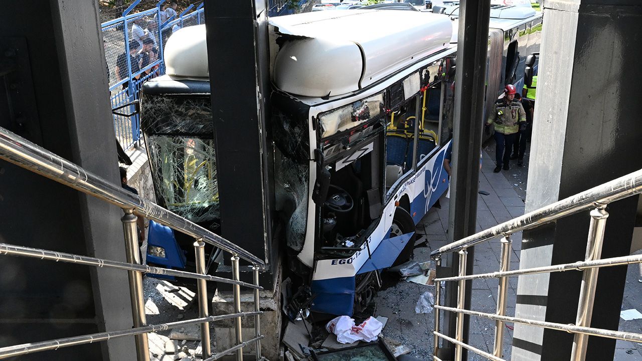 Ankara'da belediye otobüsü kaza yaptı! Çok sayıda yaralı var Ankara'da belediye otobüsü kaza yaptı! Çok sayıda yaralı var