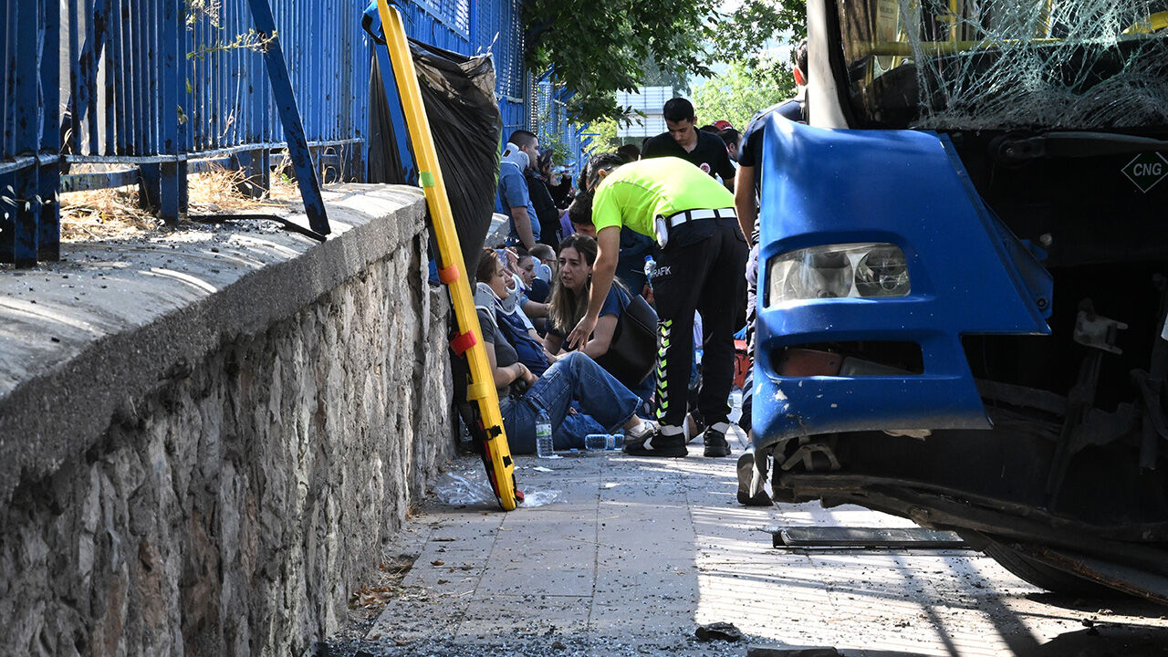 Ankara'da belediye otobüsü kaza yaptı! Çok sayıda yaralı var - 1. Resim