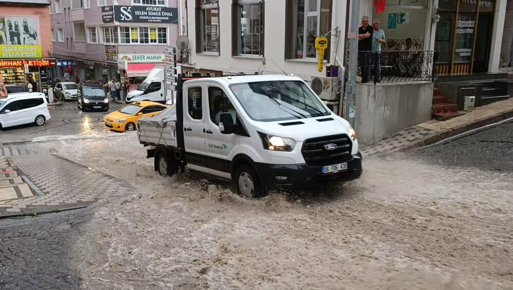 Gümüşhane'de 10 dakikalık yağmur hayatı felç et