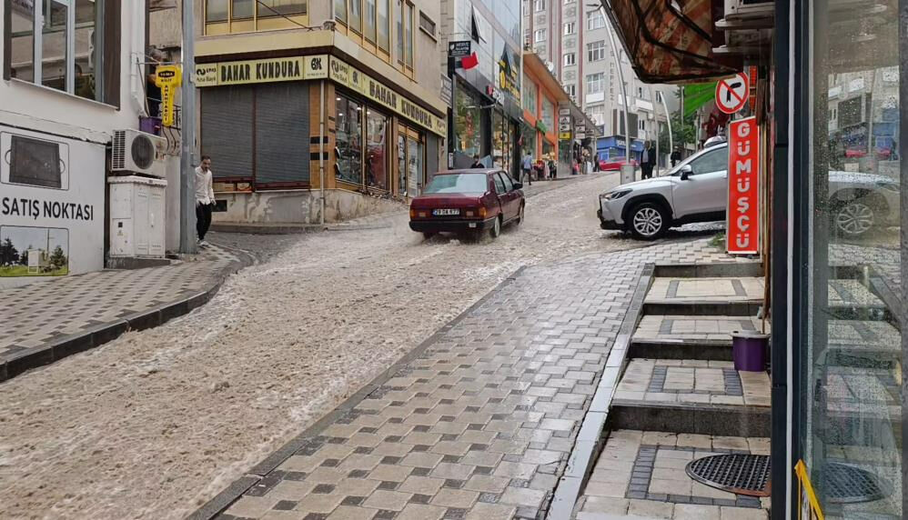 Bir yıl sonra yeniden oldu! 10 dakika yağmur yağdı, sokaklar göle döndü - 1. Resim