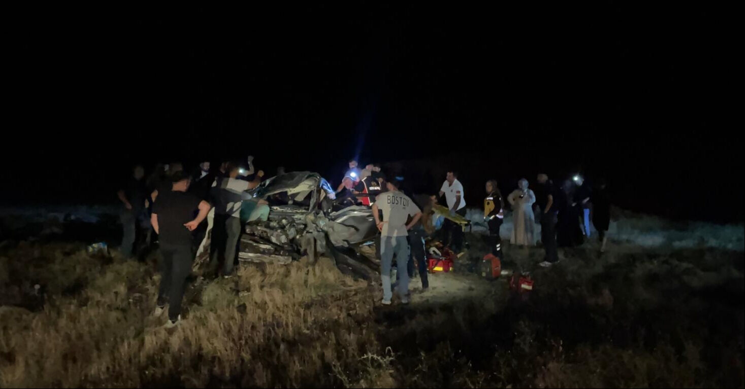 Elazığ'da şarampole devrilen araçta can pazarı: Ölü ve yaralılar var - 1. Resim