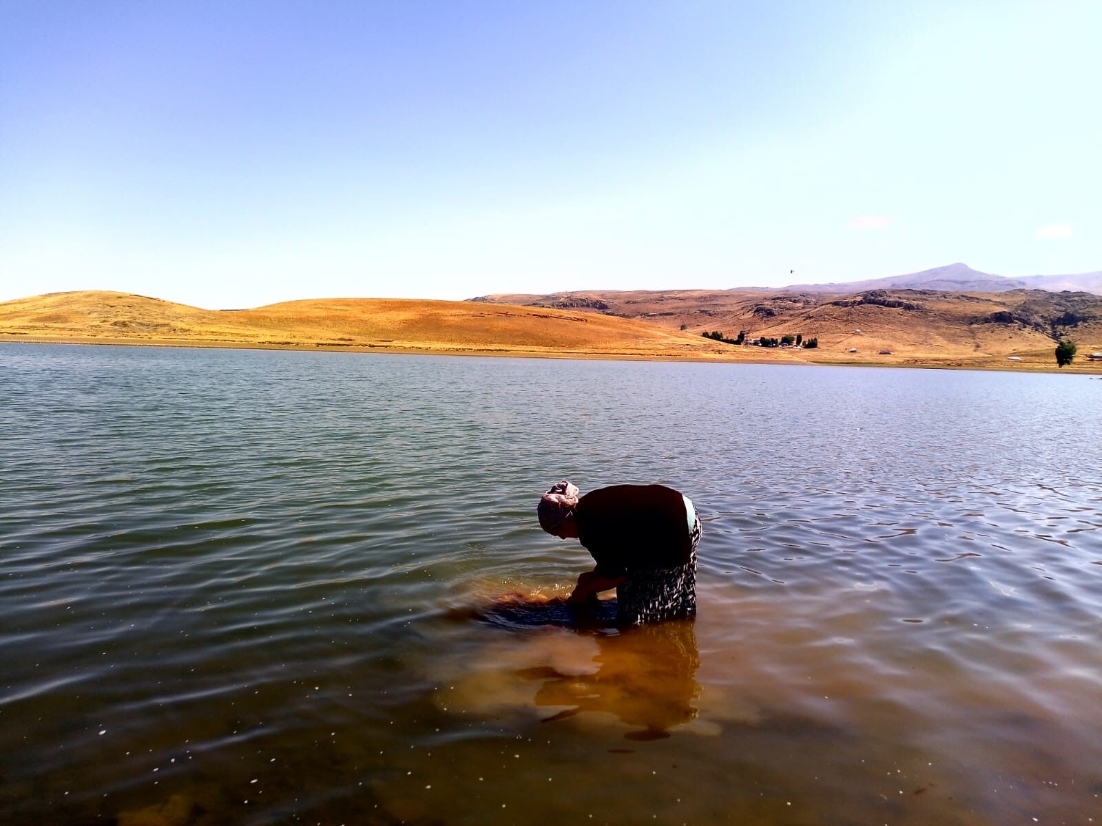 Evlenecek çiftler için yapıyorlar... Evlerindeki suyu değil barajı kullanıyorlar - 1. Resim