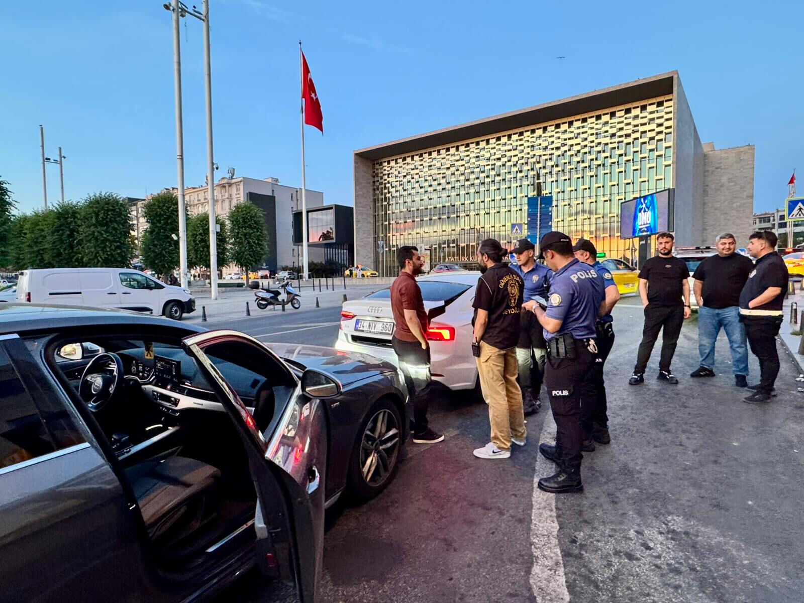 İstanbul'da huzur operasyonu: Polis t&uuml;m noktalarda sahadaydı - 1. Resim