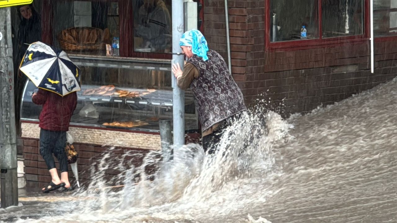 Meteoroloji 9 kenti tek tek uyardı! Sağanak yağış, fırtına, kuvvetli rüzgar... Meteoroloji 9 kenti tek tek uyardı! Sağanak yağış, fırtına, kuvvetli rüzgar...